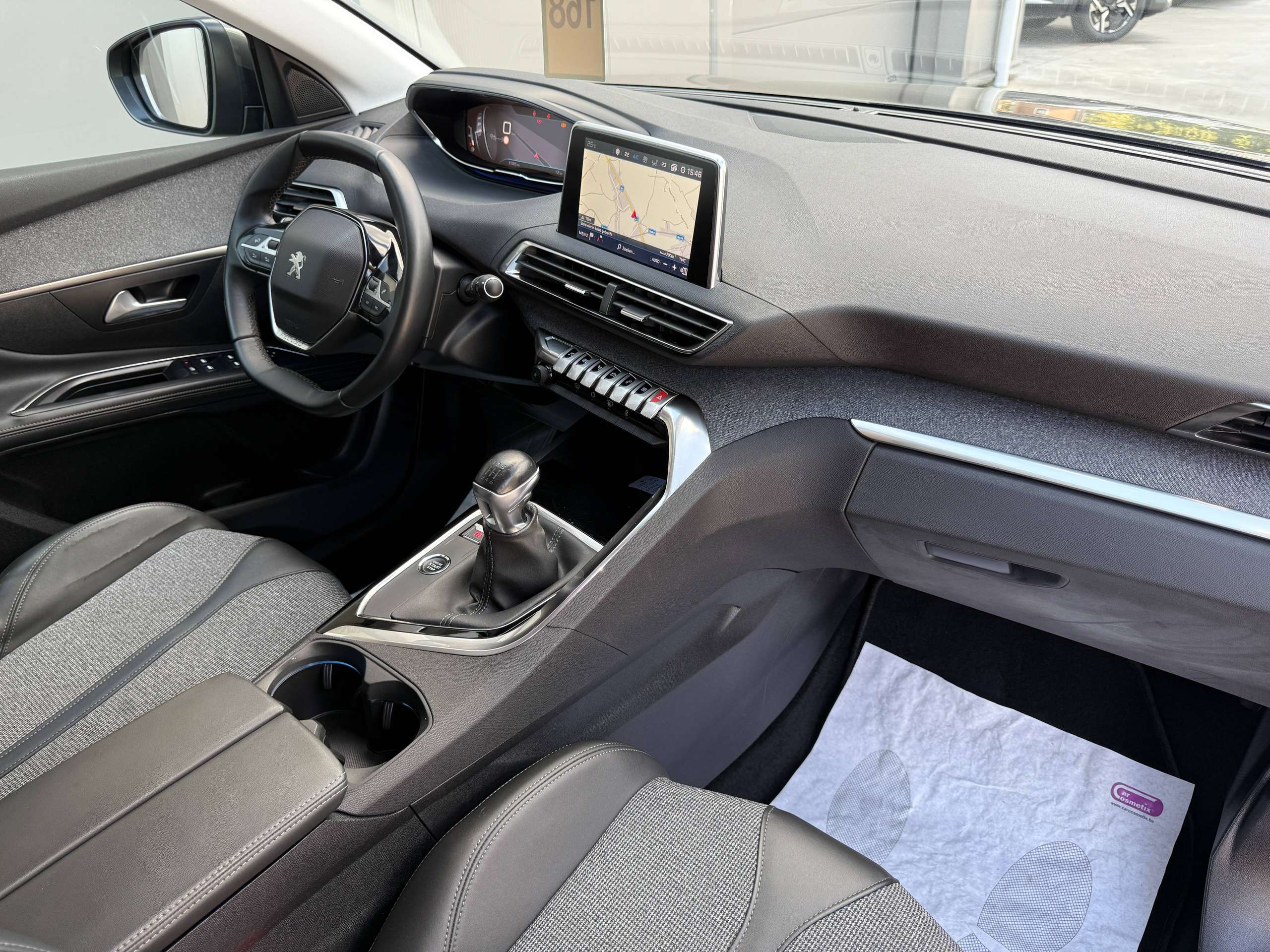 f874540f-257d-4293-b188-4f9145fff14c31-peugeot-5008-1-2i-130pk-7-zetels-navigatie-leder-camera-carplay-dab-pdc.jpg