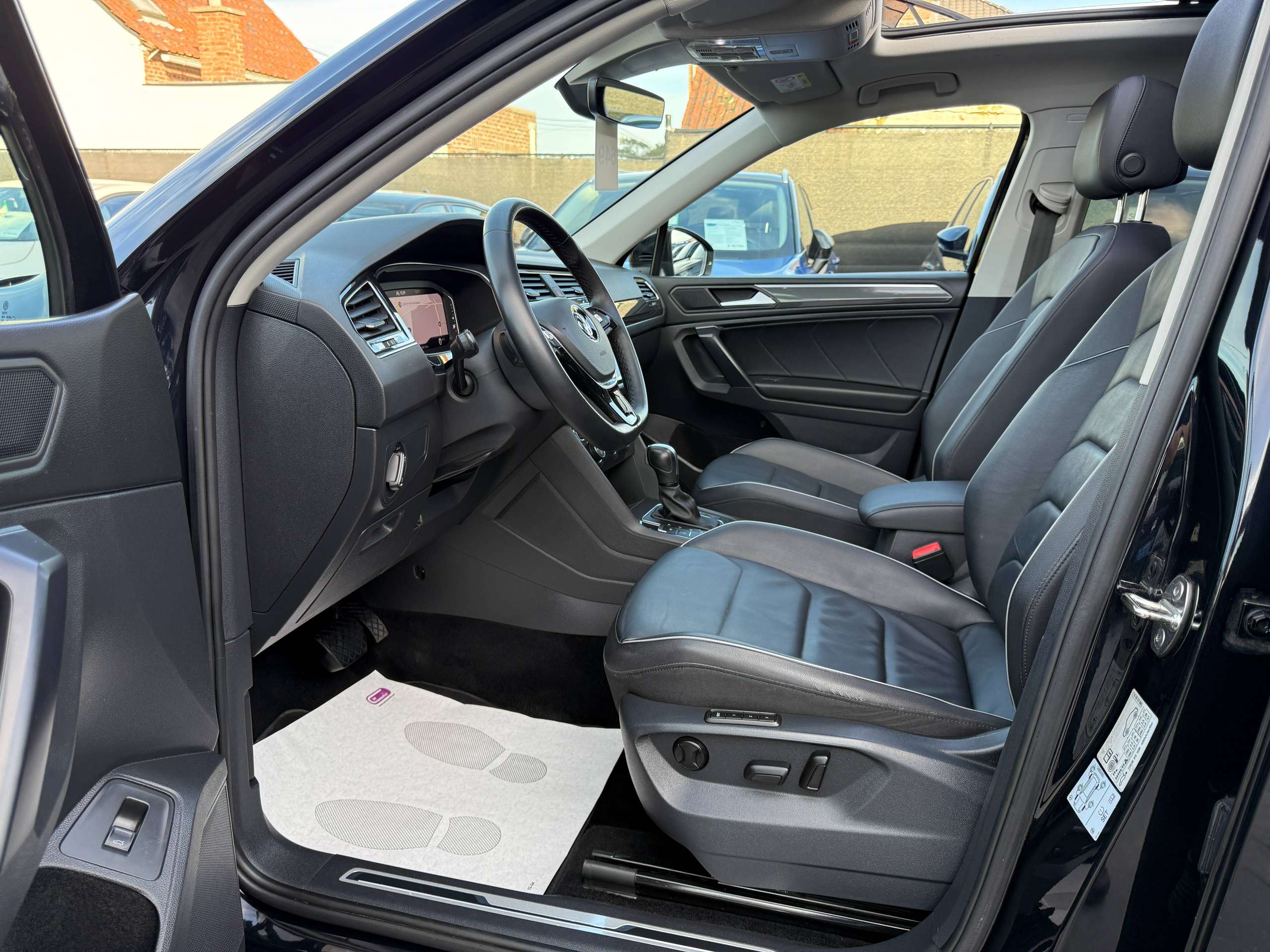 73df5206-470b-4f9a-9d3a-0a344404516d12-volkswagen-tiguan-allspace-1-5-tsi-automaat-7-zetels-navigatie-opendak-zwart-leder-360-camera-carplay-led.jpg