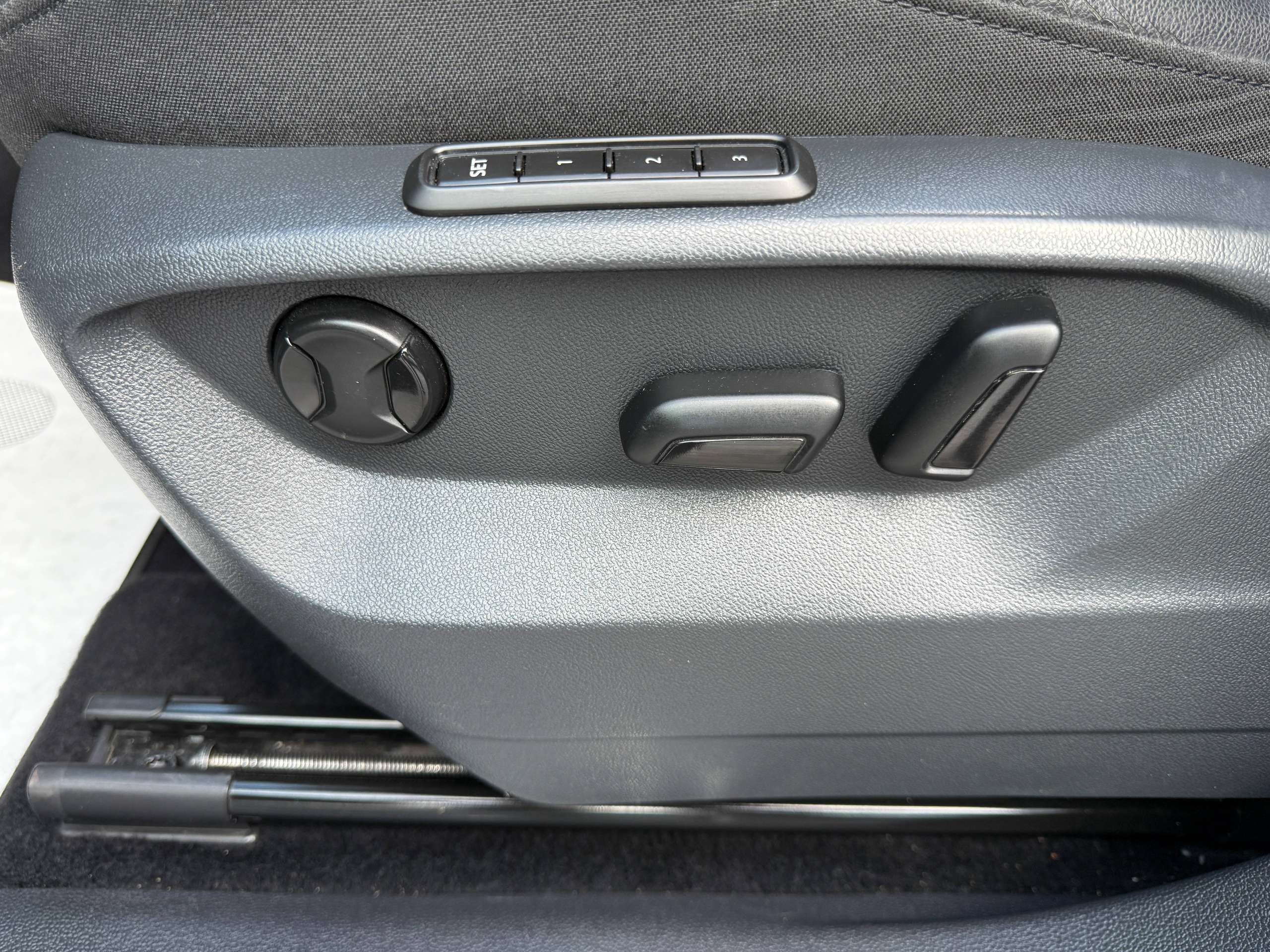 73df5206-470b-4f9a-9d3a-0a344404516d14-volkswagen-tiguan-allspace-1-5-tsi-automaat-7-zetels-navigatie-opendak-zwart-leder-360-camera-carplay-led.jpg