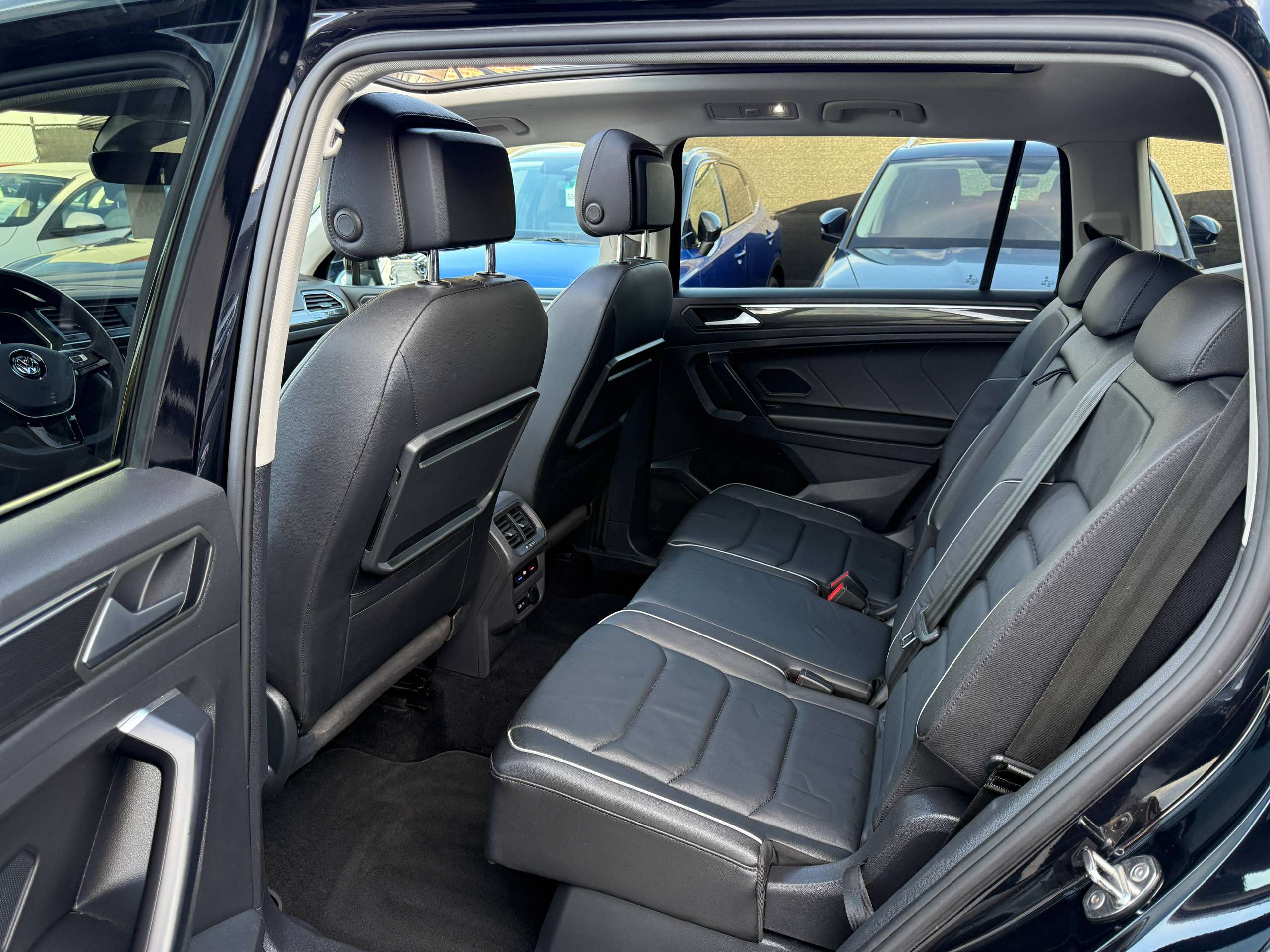73df5206-470b-4f9a-9d3a-0a344404516d15-volkswagen-tiguan-allspace-1-5-tsi-automaat-7-zetels-navigatie-opendak-zwart-leder-360-camera-carplay-led.jpg