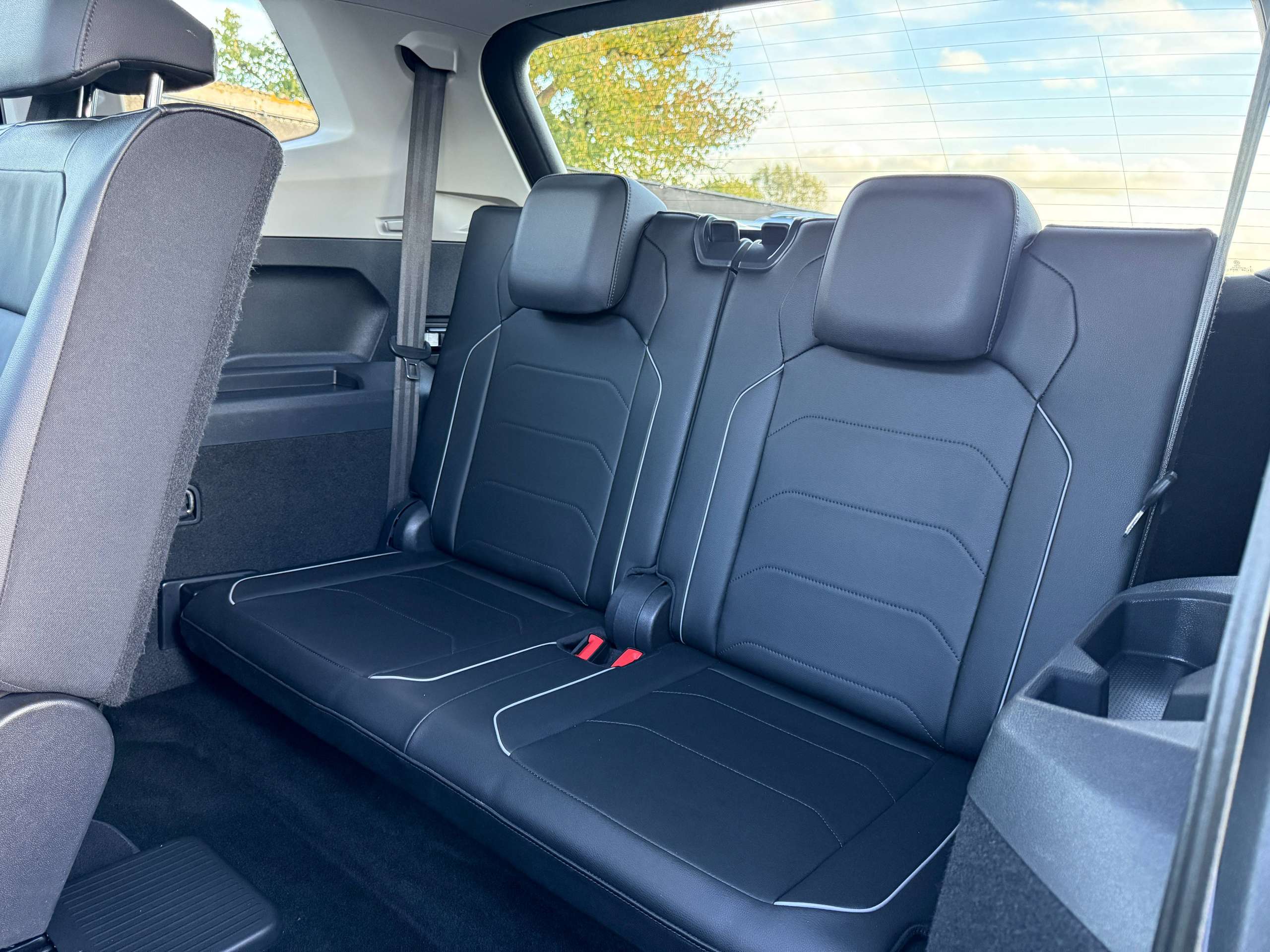 73df5206-470b-4f9a-9d3a-0a344404516d16-volkswagen-tiguan-allspace-1-5-tsi-automaat-7-zetels-navigatie-opendak-zwart-leder-360-camera-carplay-led.jpg
