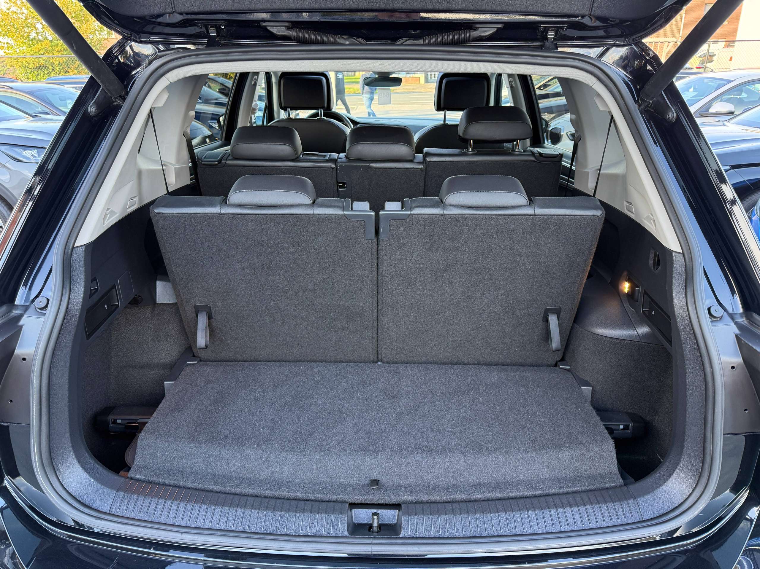 73df5206-470b-4f9a-9d3a-0a344404516d17-volkswagen-tiguan-allspace-1-5-tsi-automaat-7-zetels-navigatie-opendak-zwart-leder-360-camera-carplay-led.jpg