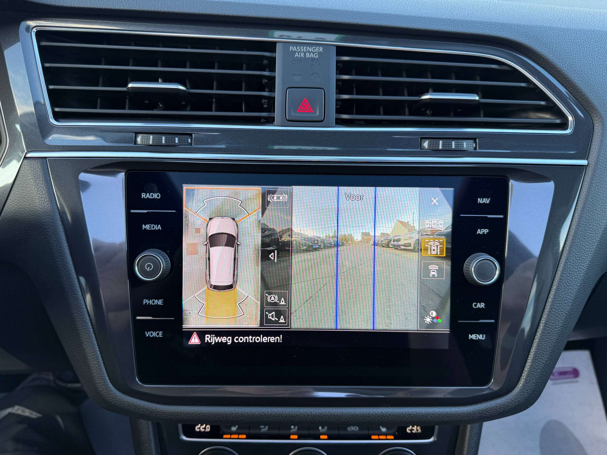 73df5206-470b-4f9a-9d3a-0a344404516d28-volkswagen-tiguan-allspace-1-5-tsi-automaat-7-zetels-navigatie-opendak-zwart-leder-360-camera-carplay-led.jpg