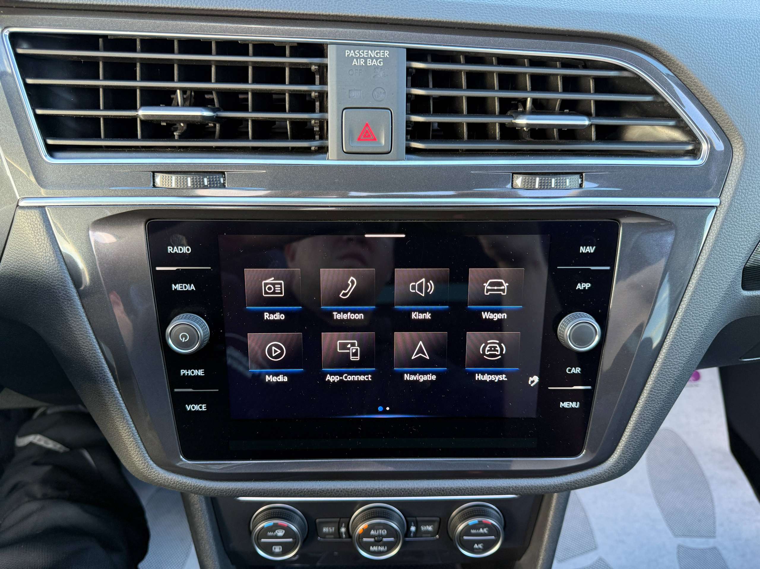 73df5206-470b-4f9a-9d3a-0a344404516d31-volkswagen-tiguan-allspace-1-5-tsi-automaat-7-zetels-navigatie-opendak-zwart-leder-360-camera-carplay-led.jpg