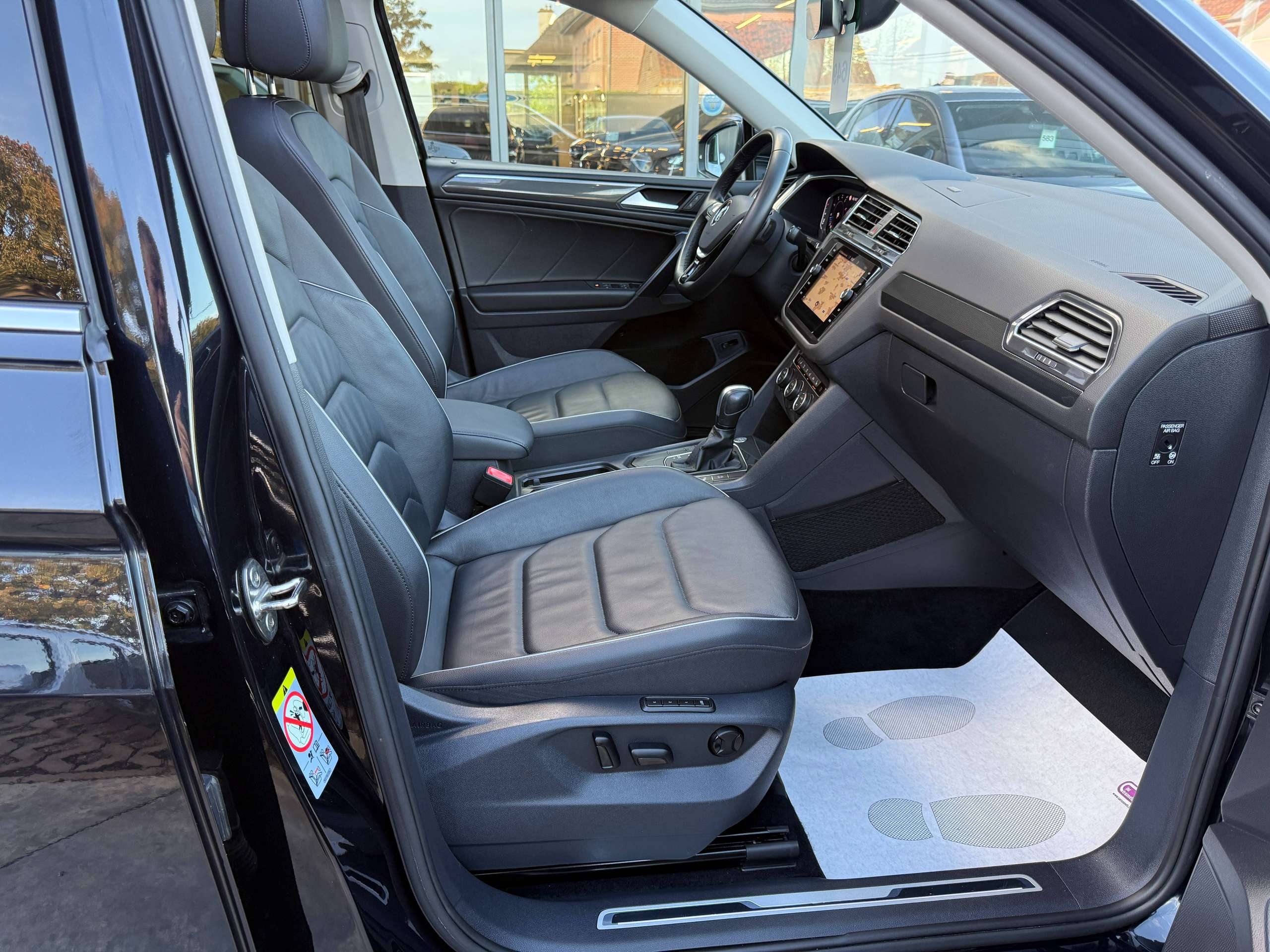 73df5206-470b-4f9a-9d3a-0a344404516d37-volkswagen-tiguan-allspace-1-5-tsi-automaat-7-zetels-navigatie-opendak-zwart-leder-360-camera-carplay-led.jpg