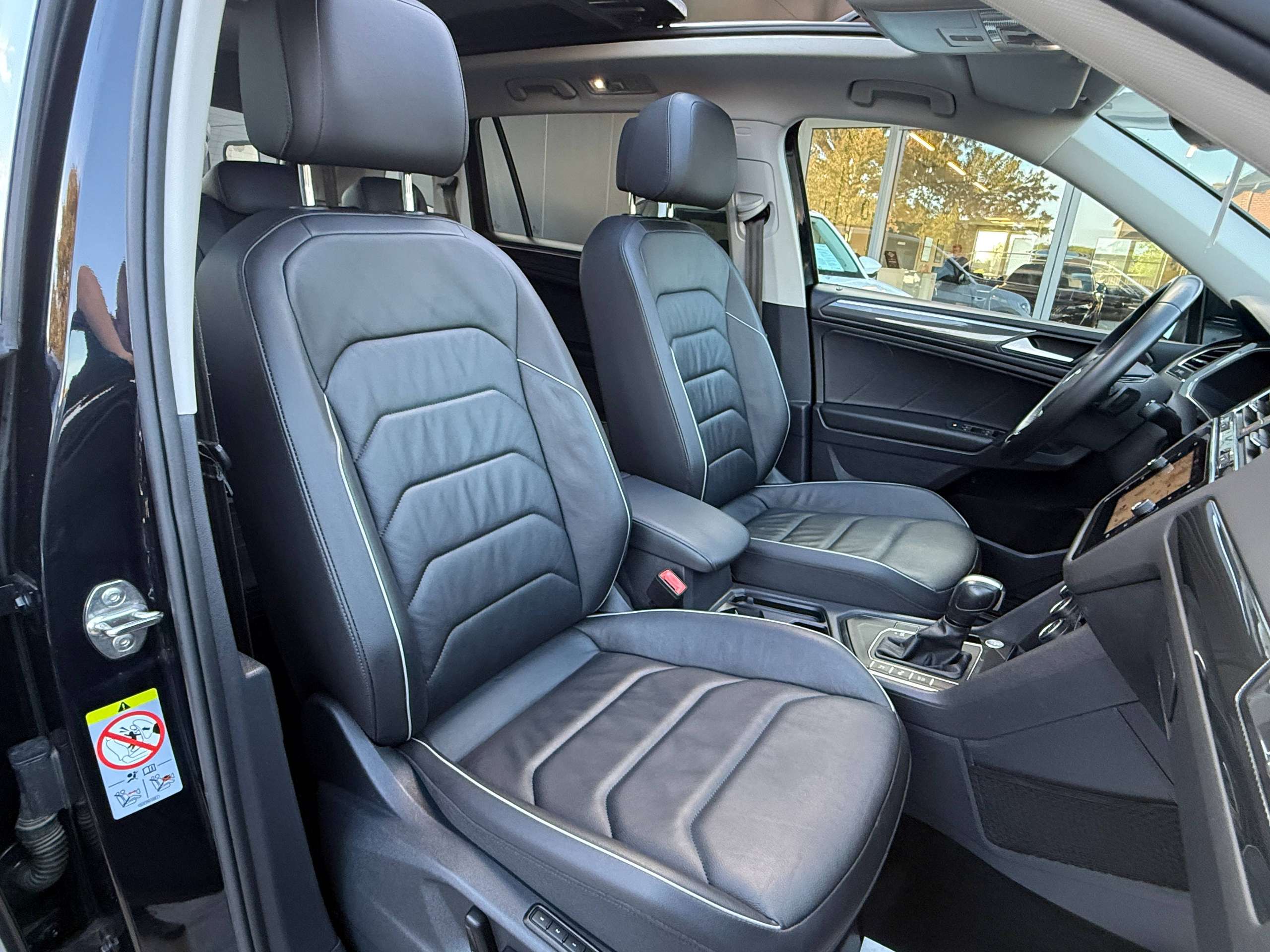73df5206-470b-4f9a-9d3a-0a344404516d39-volkswagen-tiguan-allspace-1-5-tsi-automaat-7-zetels-navigatie-opendak-zwart-leder-360-camera-carplay-led.jpg