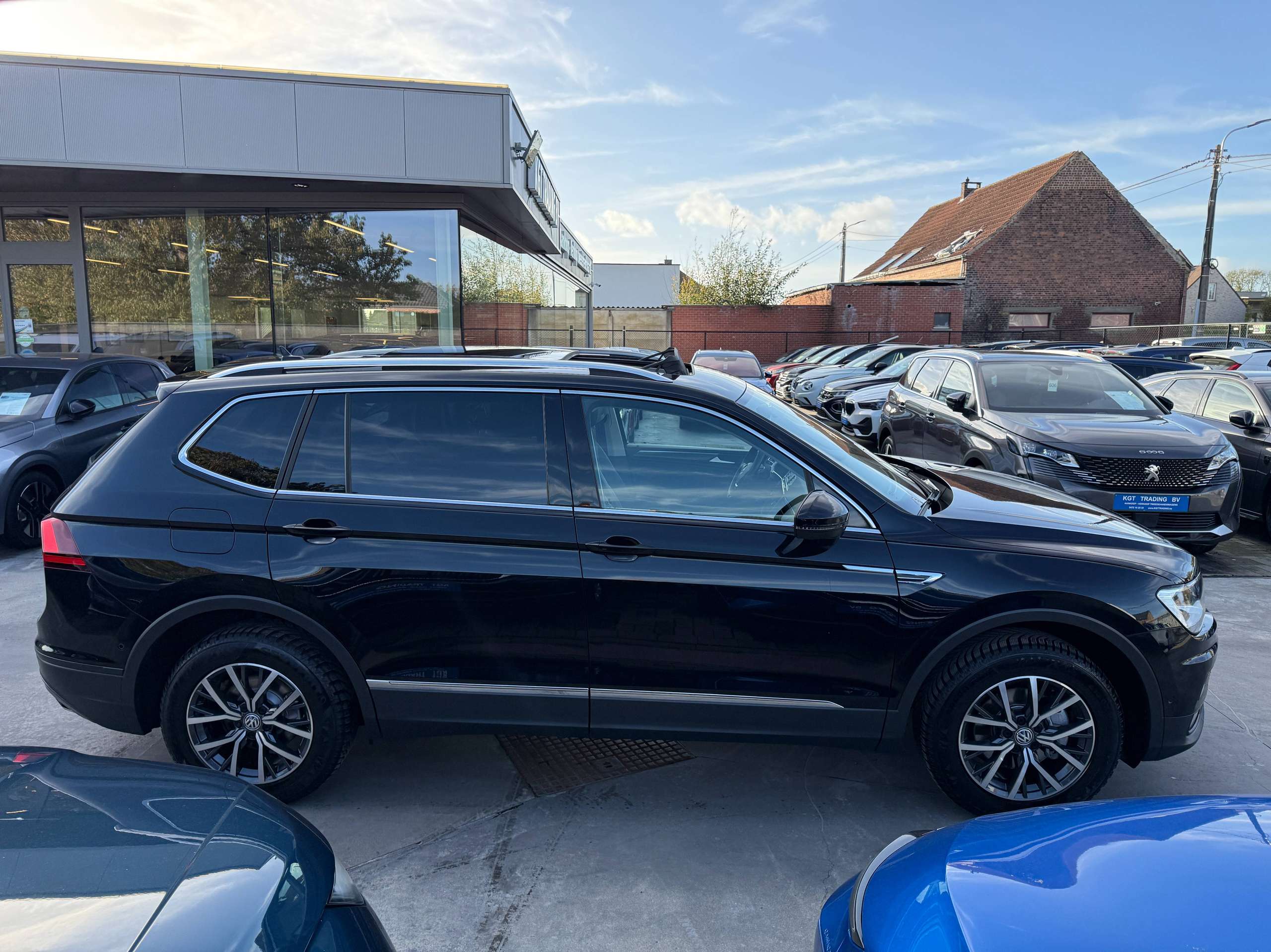 73df5206-470b-4f9a-9d3a-0a344404516d4-volkswagen-tiguan-allspace-1-5-tsi-automaat-7-zetels-navigatie-opendak-zwart-leder-360-camera-carplay-led.jpg