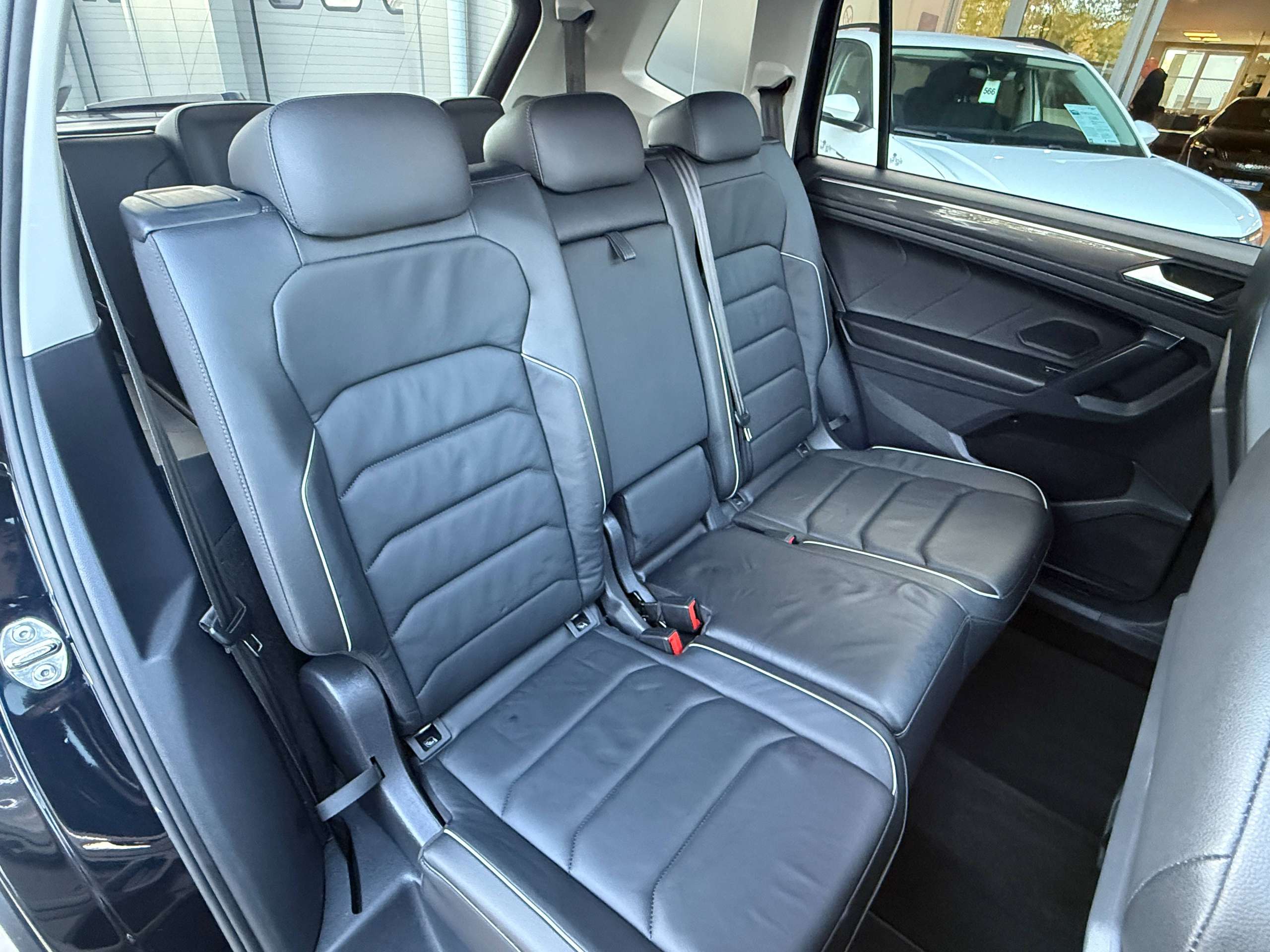 73df5206-470b-4f9a-9d3a-0a344404516d41-volkswagen-tiguan-allspace-1-5-tsi-automaat-7-zetels-navigatie-opendak-zwart-leder-360-camera-carplay-led.jpg