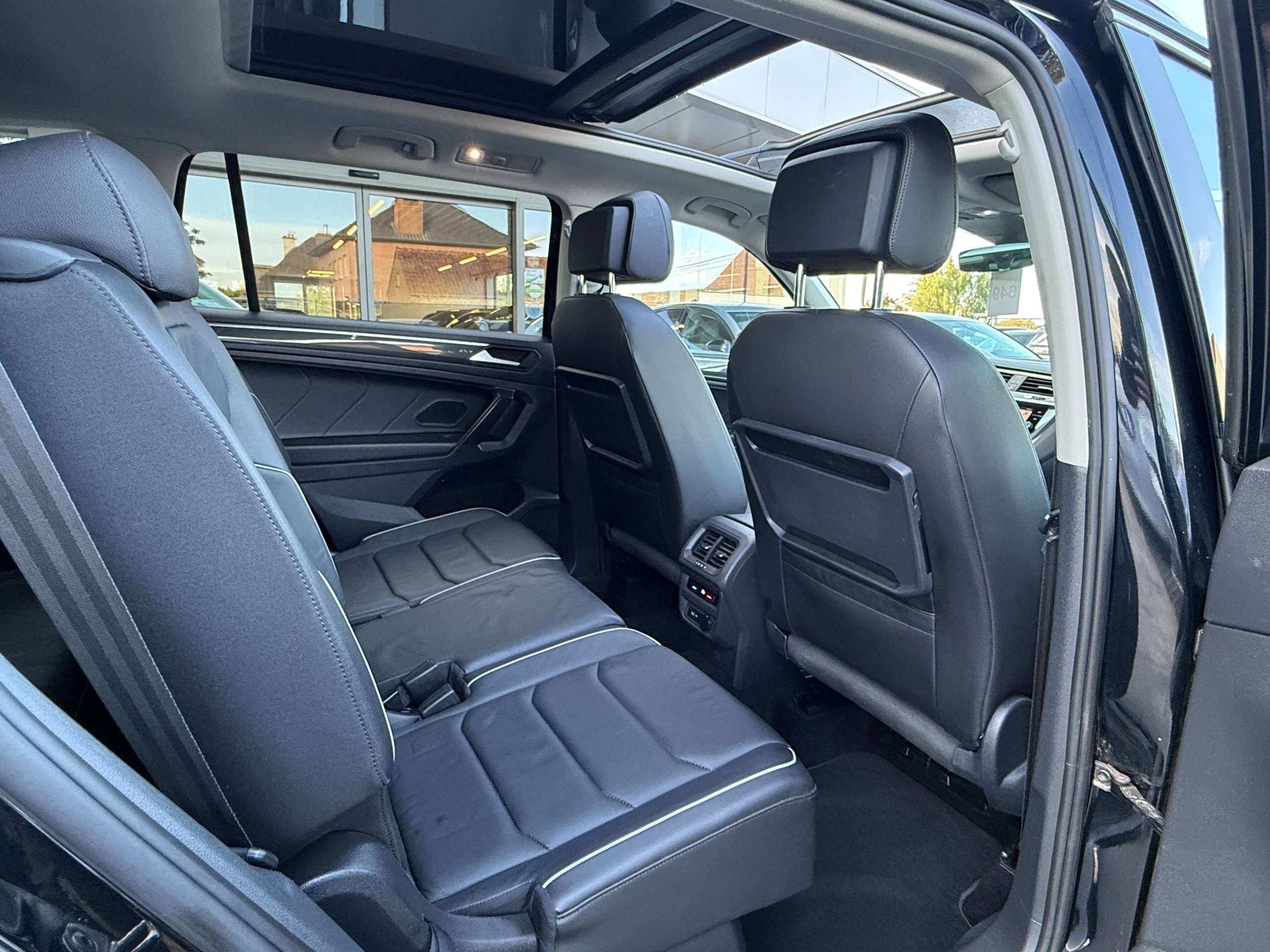 73df5206-470b-4f9a-9d3a-0a344404516d42-volkswagen-tiguan-allspace-1-5-tsi-automaat-7-zetels-navigatie-opendak-zwart-leder-360-camera-carplay-led.jpg