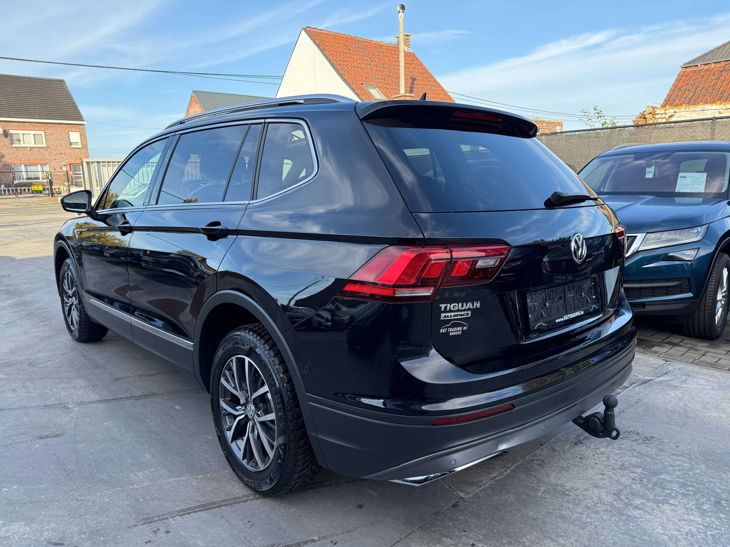 73df5206-470b-4f9a-9d3a-0a344404516d7-volkswagen-tiguan-allspace-1-5-tsi-automaat-7-zetels-navigatie-opendak-zwart-leder-360-camera-carplay-led.jpg