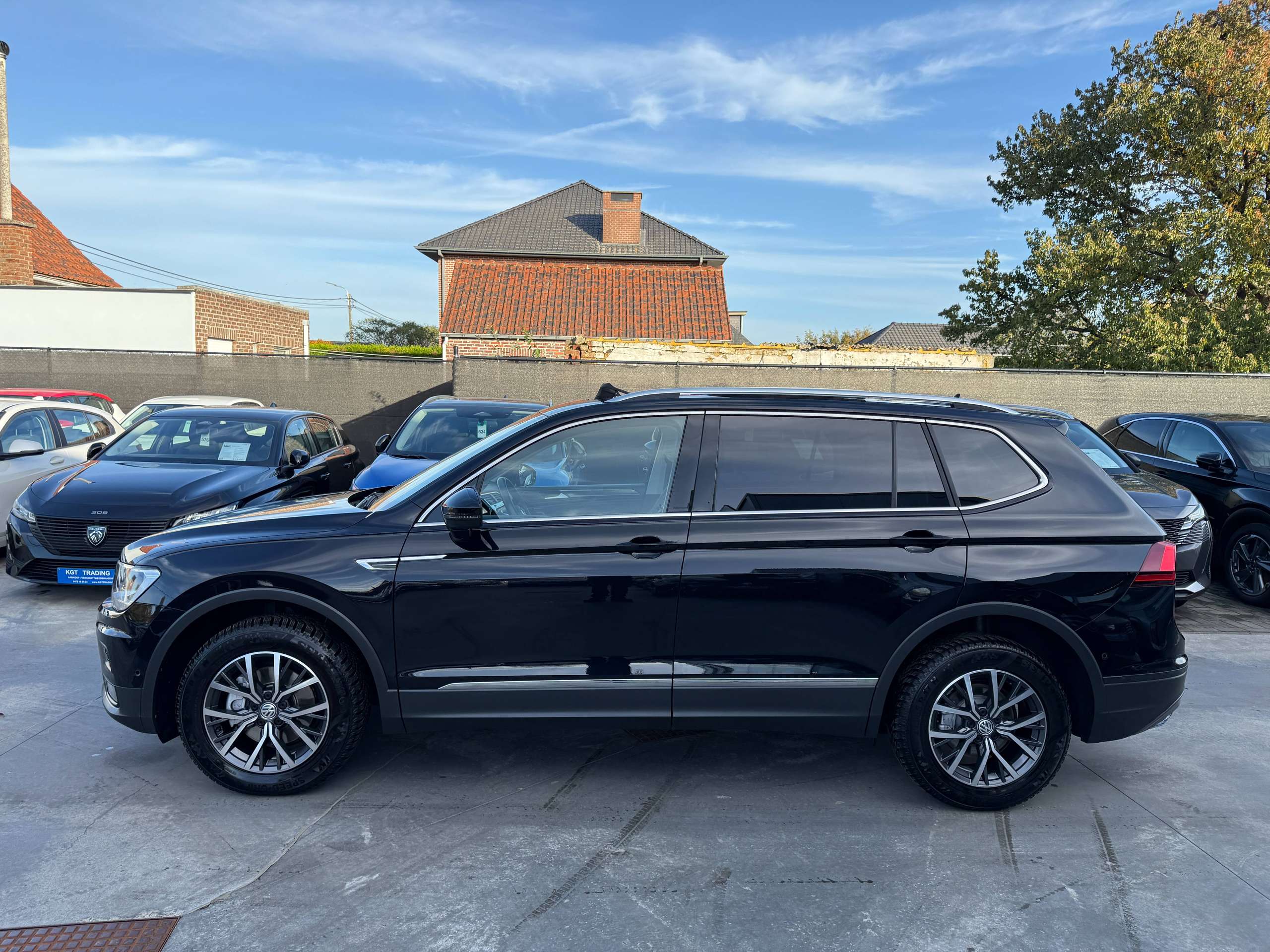73df5206-470b-4f9a-9d3a-0a344404516d8-volkswagen-tiguan-allspace-1-5-tsi-automaat-7-zetels-navigatie-opendak-zwart-leder-360-camera-carplay-led.jpg