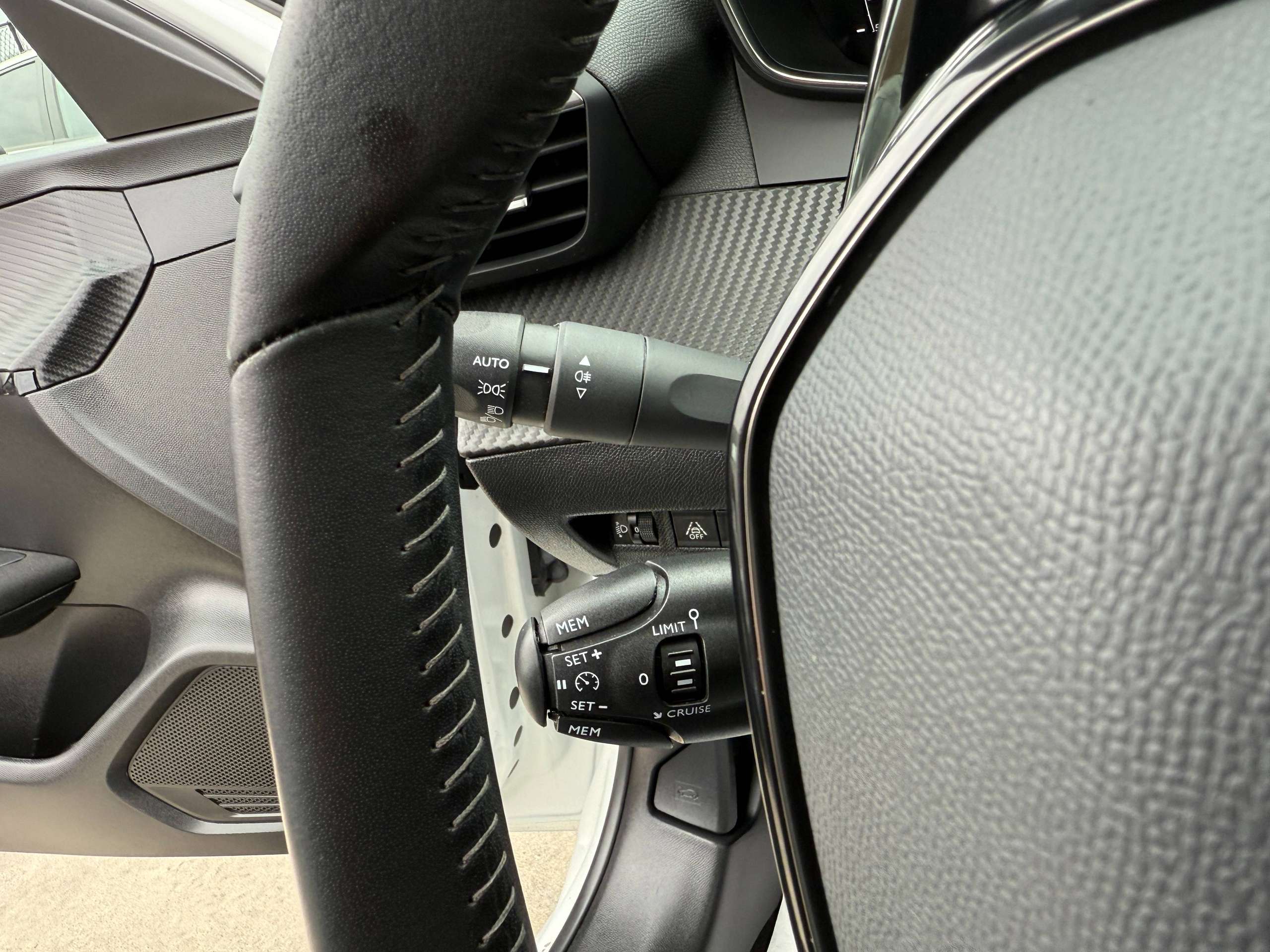 836cb1f5-85c0-423d-b2de-67b6da61c0d716-peugeot-208-1-2i-full-led-camera-navigatie-carplay-pdc-airco.jpg