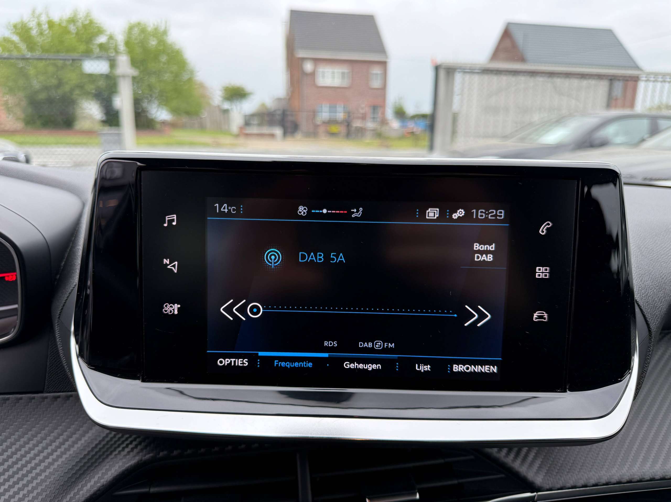 836cb1f5-85c0-423d-b2de-67b6da61c0d720-peugeot-208-1-2i-full-led-camera-navigatie-carplay-pdc-airco.jpg