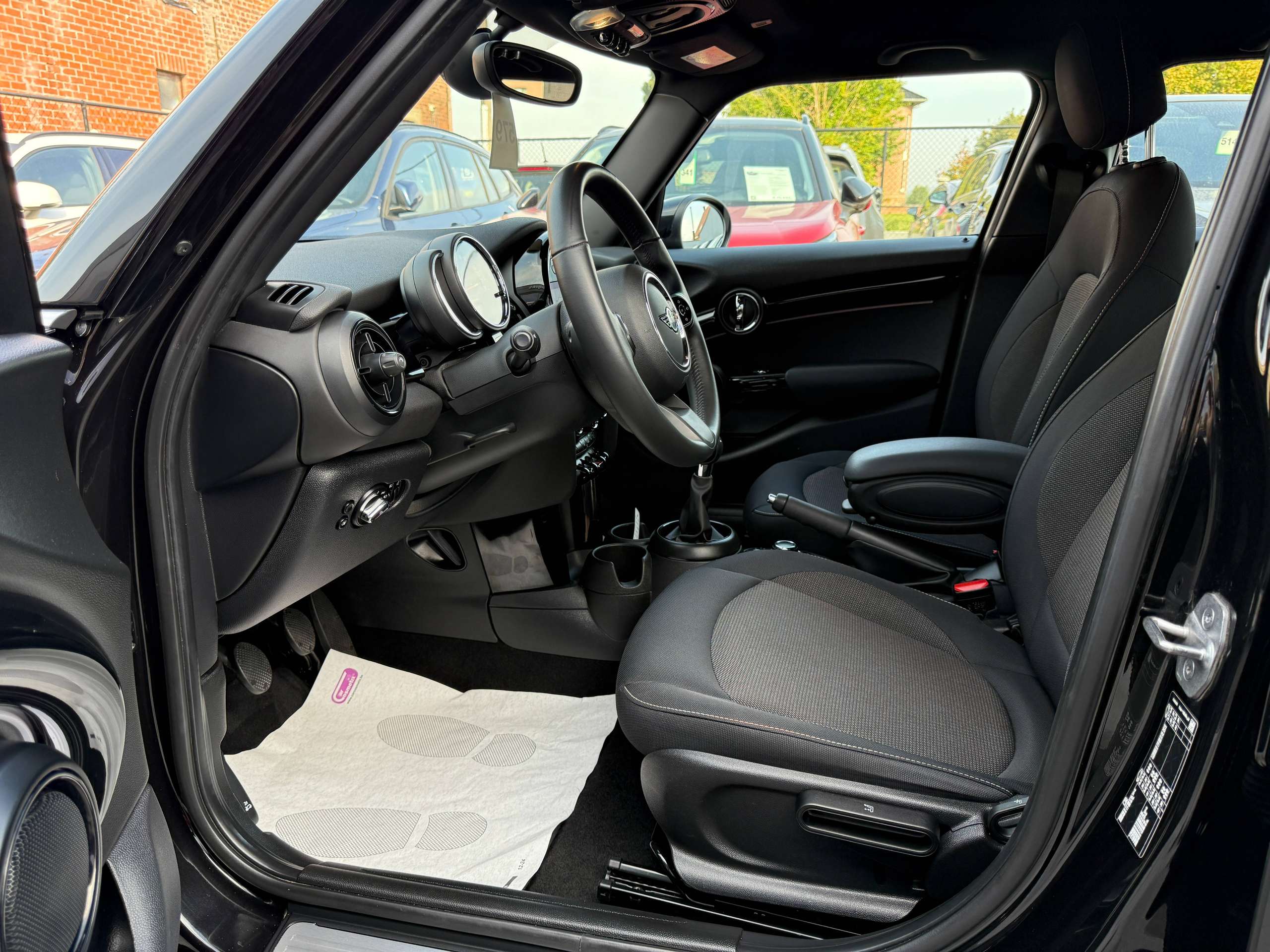 9013229d-c33e-42ef-86ec-2ca86b473dbb13-mini-one-1-5i-102pk-facelift-5-deurs-navigatie-full-led-carplay-pdc-bluetooth-airco.jpg
