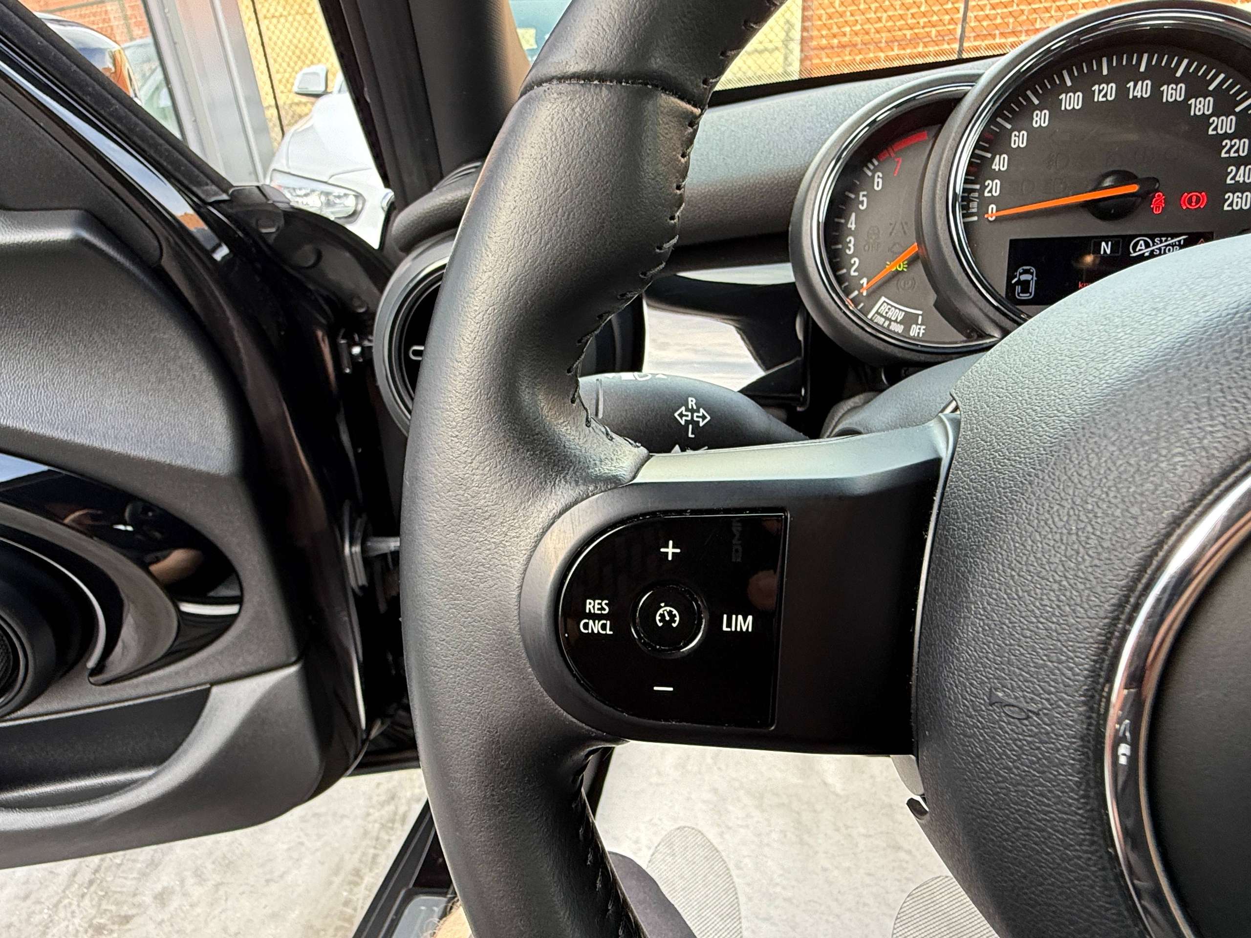 9013229d-c33e-42ef-86ec-2ca86b473dbb17-mini-one-1-5i-102pk-facelift-5-deurs-navigatie-full-led-carplay-pdc-bluetooth-airco.jpg