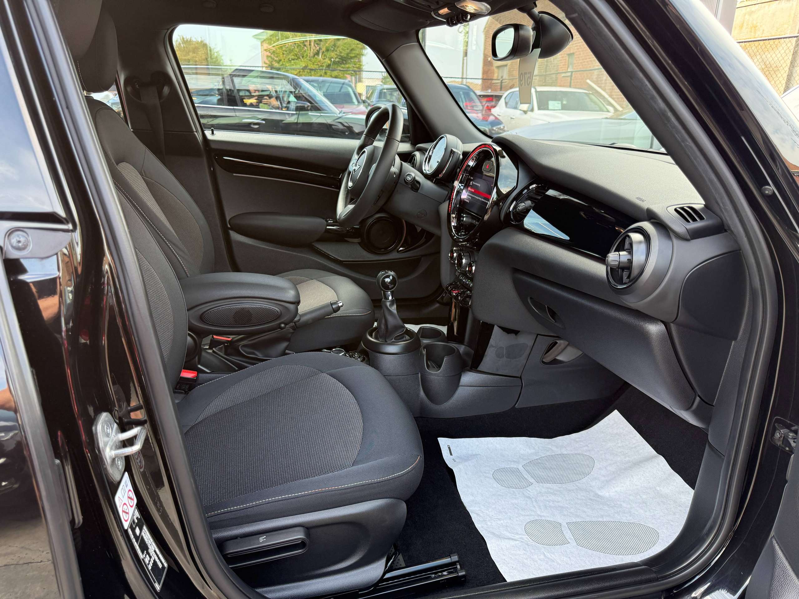 9013229d-c33e-42ef-86ec-2ca86b473dbb25-mini-one-1-5i-102pk-facelift-5-deurs-navigatie-full-led-carplay-pdc-bluetooth-airco.jpg