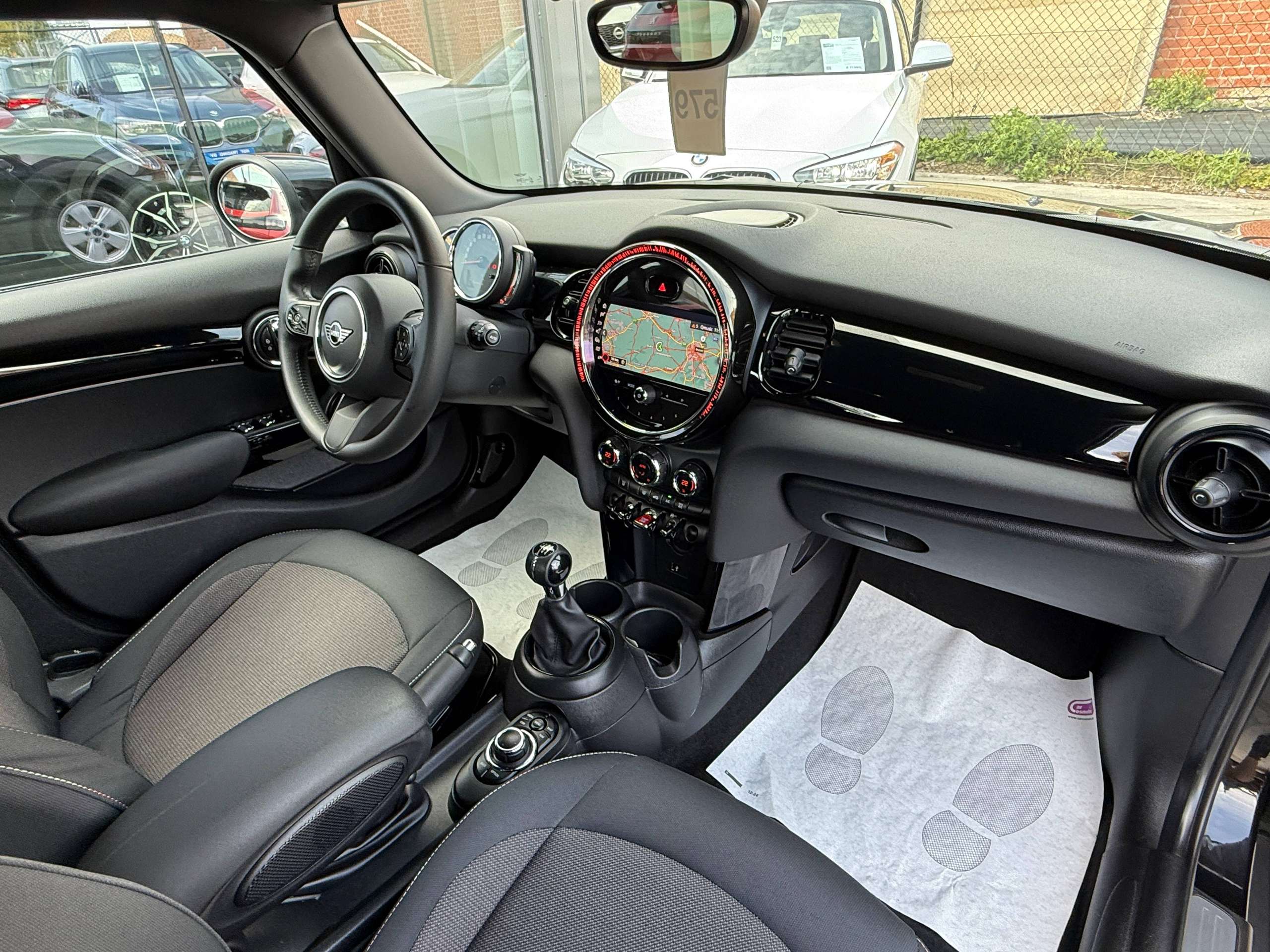 9013229d-c33e-42ef-86ec-2ca86b473dbb26-mini-one-1-5i-102pk-facelift-5-deurs-navigatie-full-led-carplay-pdc-bluetooth-airco.jpg