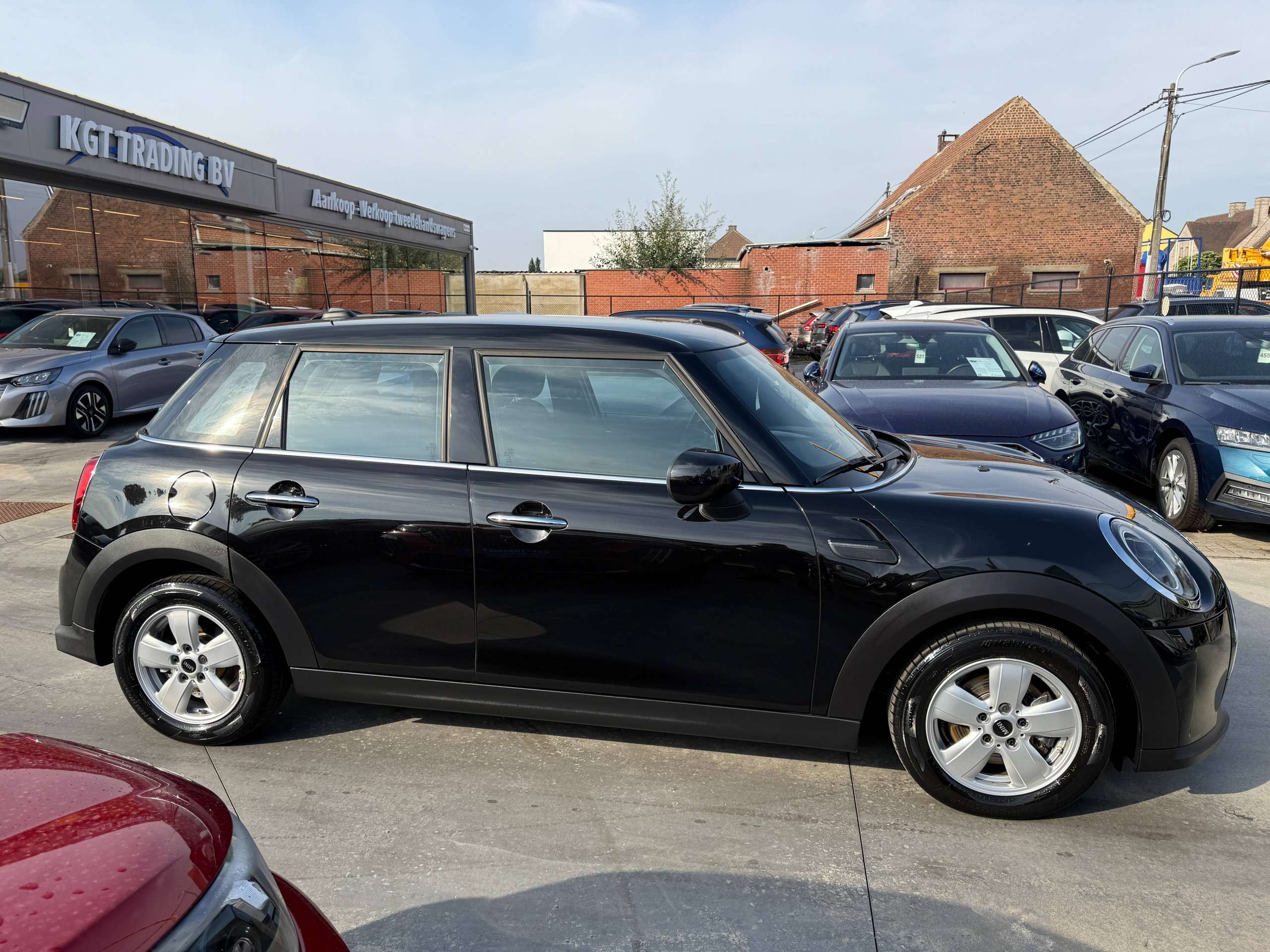 9013229d-c33e-42ef-86ec-2ca86b473dbb4-mini-one-1-5i-102pk-facelift-5-deurs-navigatie-full-led-carplay-pdc-bluetooth-airco.jpg