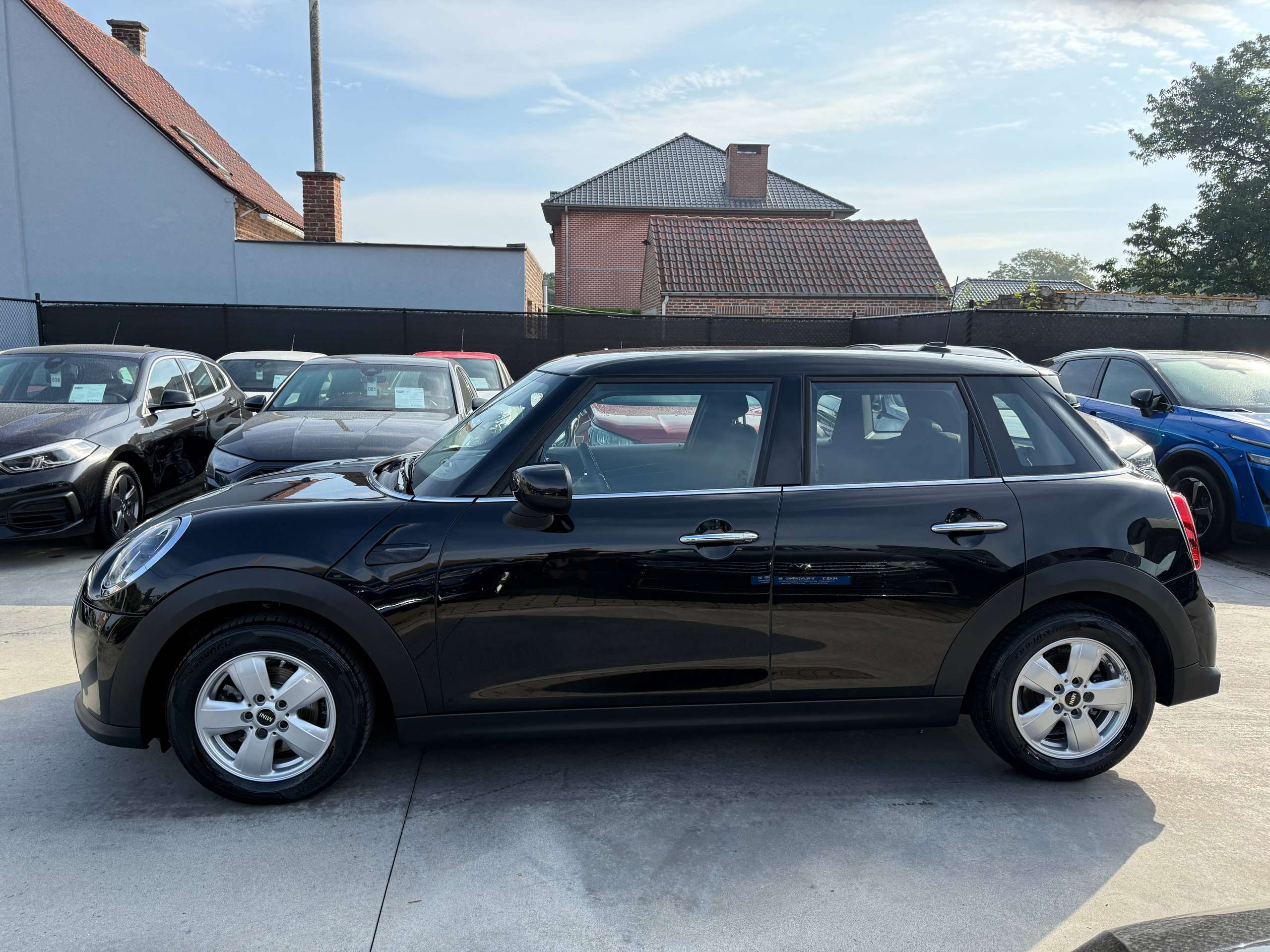 9013229d-c33e-42ef-86ec-2ca86b473dbb8-mini-one-1-5i-102pk-facelift-5-deurs-navigatie-full-led-carplay-pdc-bluetooth-airco.jpg