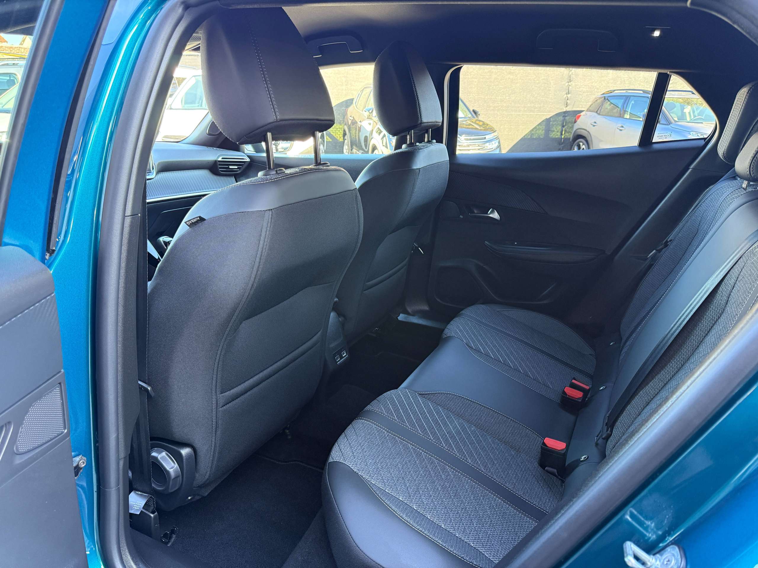 a0d8d946-1d7f-46e3-a692-7b8ac1f7efc215-peugeot-2008-1-2i-turbo-allure-full-led-360-camera-carplay-leder-afneembare-trekhaak.jpg