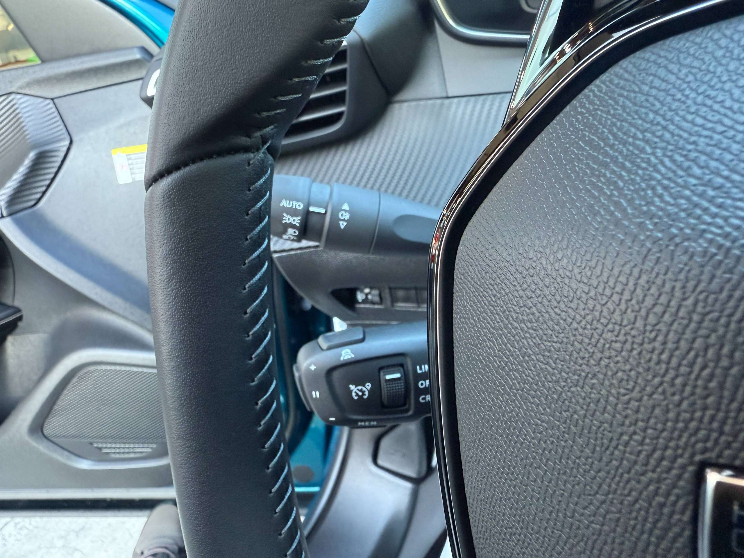 a0d8d946-1d7f-46e3-a692-7b8ac1f7efc218-peugeot-2008-1-2i-turbo-allure-full-led-360-camera-carplay-leder-afneembare-trekhaak.jpg