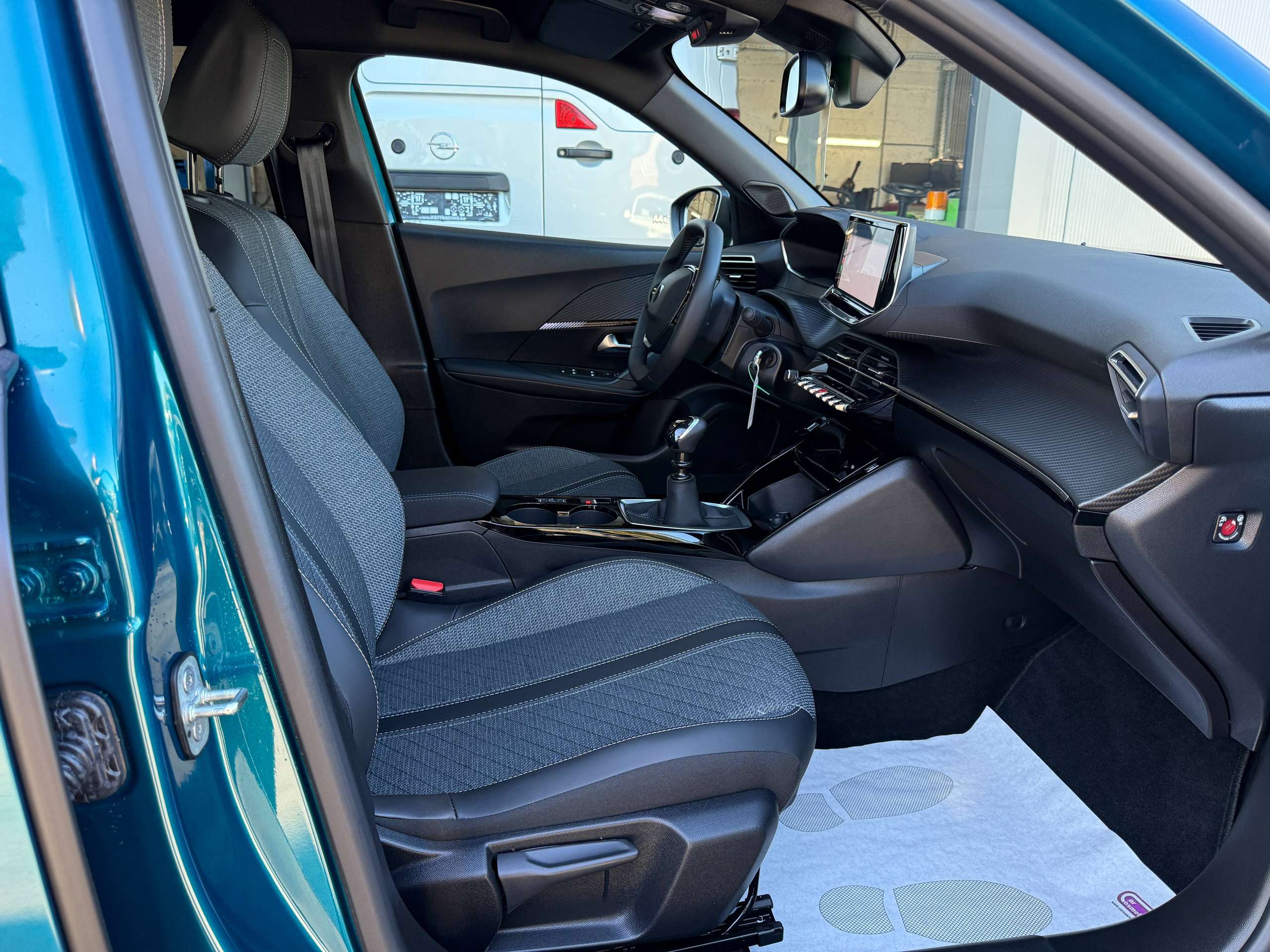 a0d8d946-1d7f-46e3-a692-7b8ac1f7efc233-peugeot-2008-1-2i-turbo-allure-full-led-360-camera-carplay-leder-afneembare-trekhaak.jpg