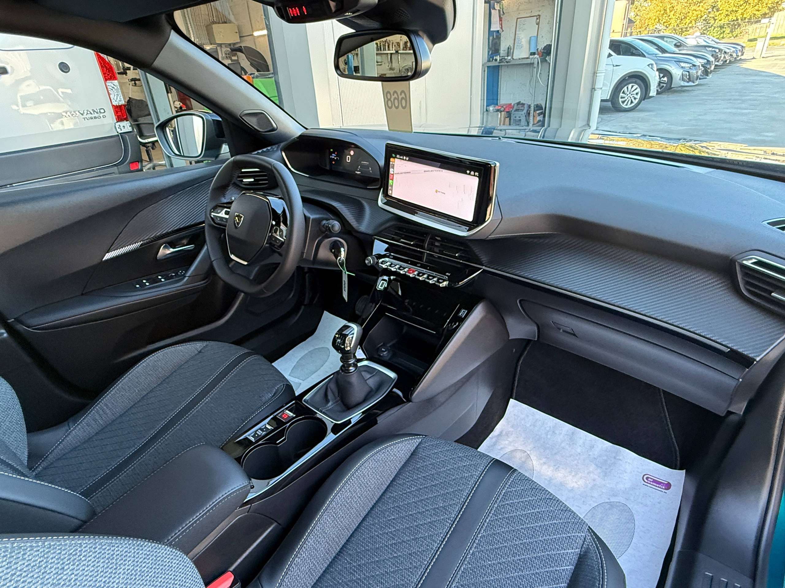 a0d8d946-1d7f-46e3-a692-7b8ac1f7efc234-peugeot-2008-1-2i-turbo-allure-full-led-360-camera-carplay-leder-afneembare-trekhaak.jpg