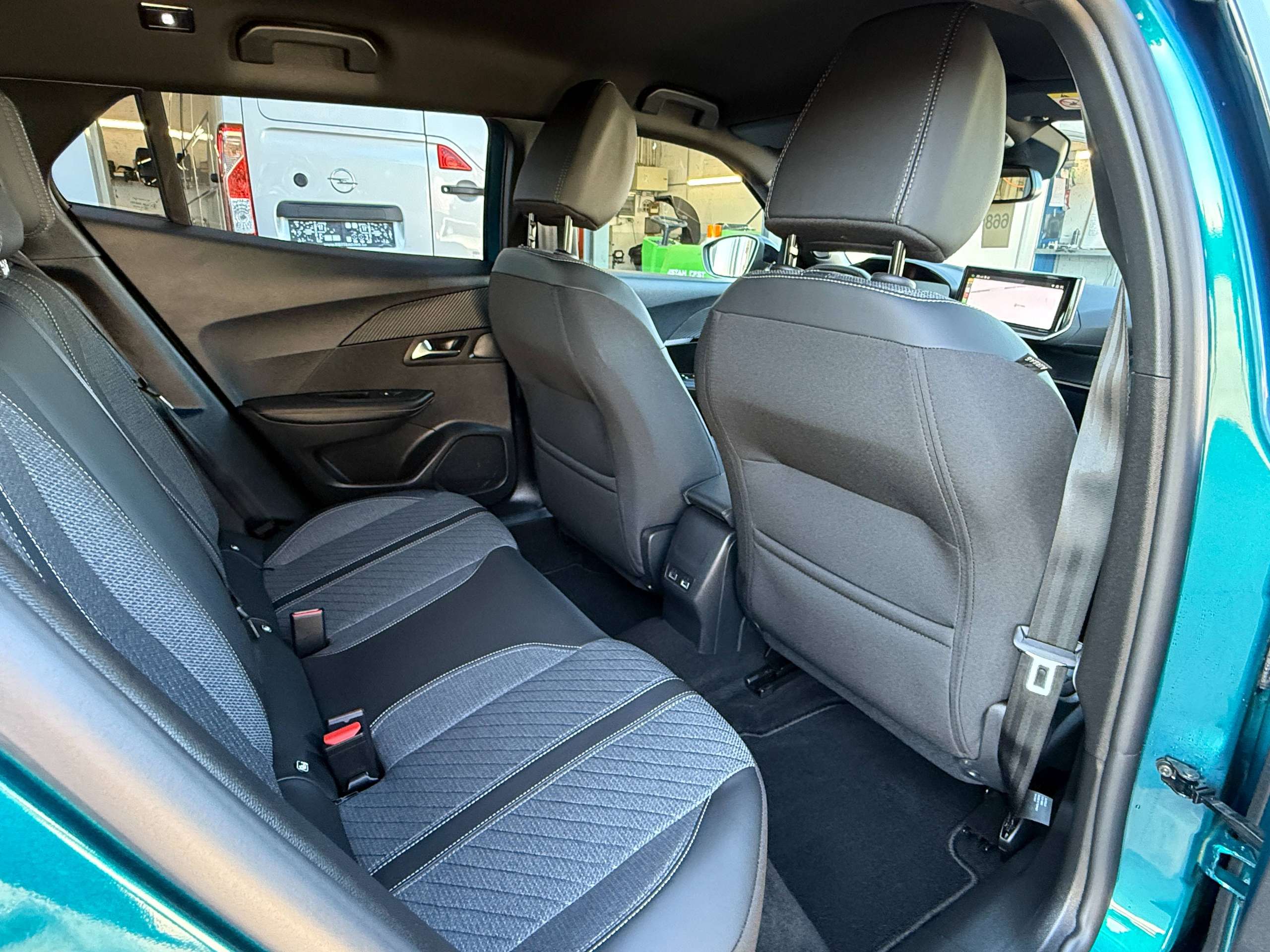 a0d8d946-1d7f-46e3-a692-7b8ac1f7efc237-peugeot-2008-1-2i-turbo-allure-full-led-360-camera-carplay-leder-afneembare-trekhaak.jpg