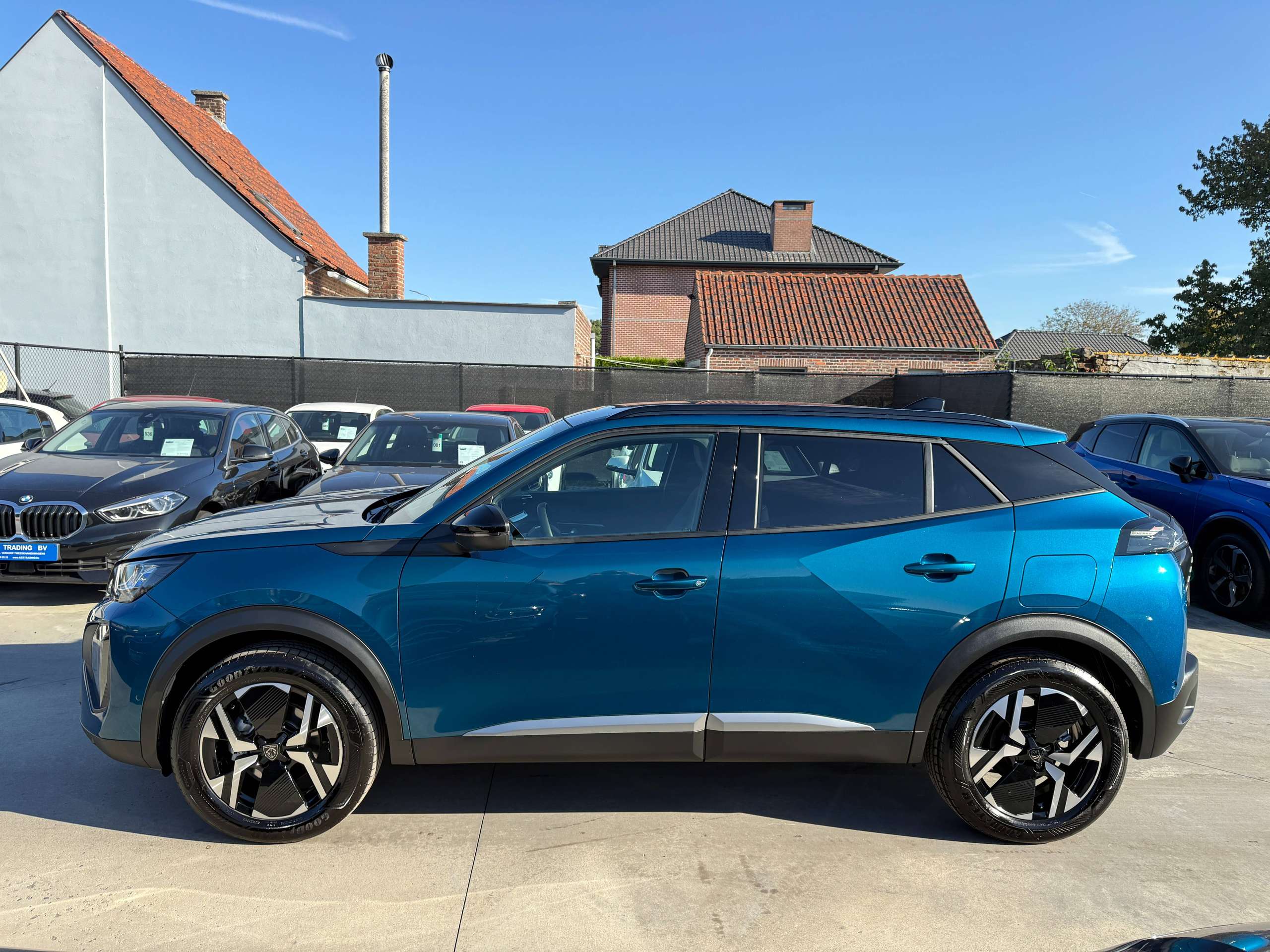 a0d8d946-1d7f-46e3-a692-7b8ac1f7efc28-peugeot-2008-1-2i-turbo-allure-full-led-360-camera-carplay-leder-afneembare-trekhaak.jpg
