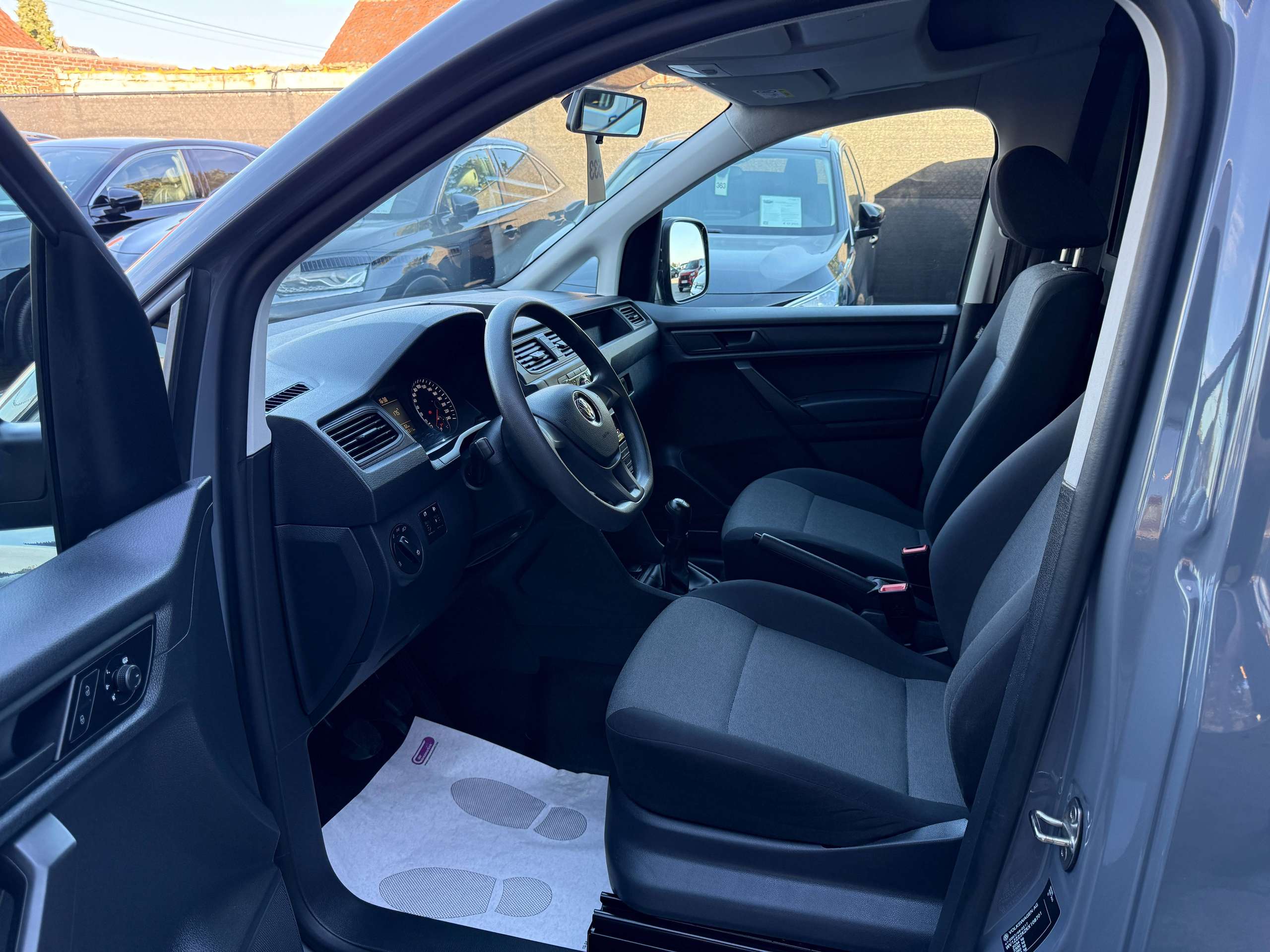 bab41f45-aaf9-41d8-a90c-825380311cb912-volkswagen-caddy-1-2-tsi-lichte-vracht-airco-trekhaak-btw-aftrekbaar-carpass-garantie.jpg