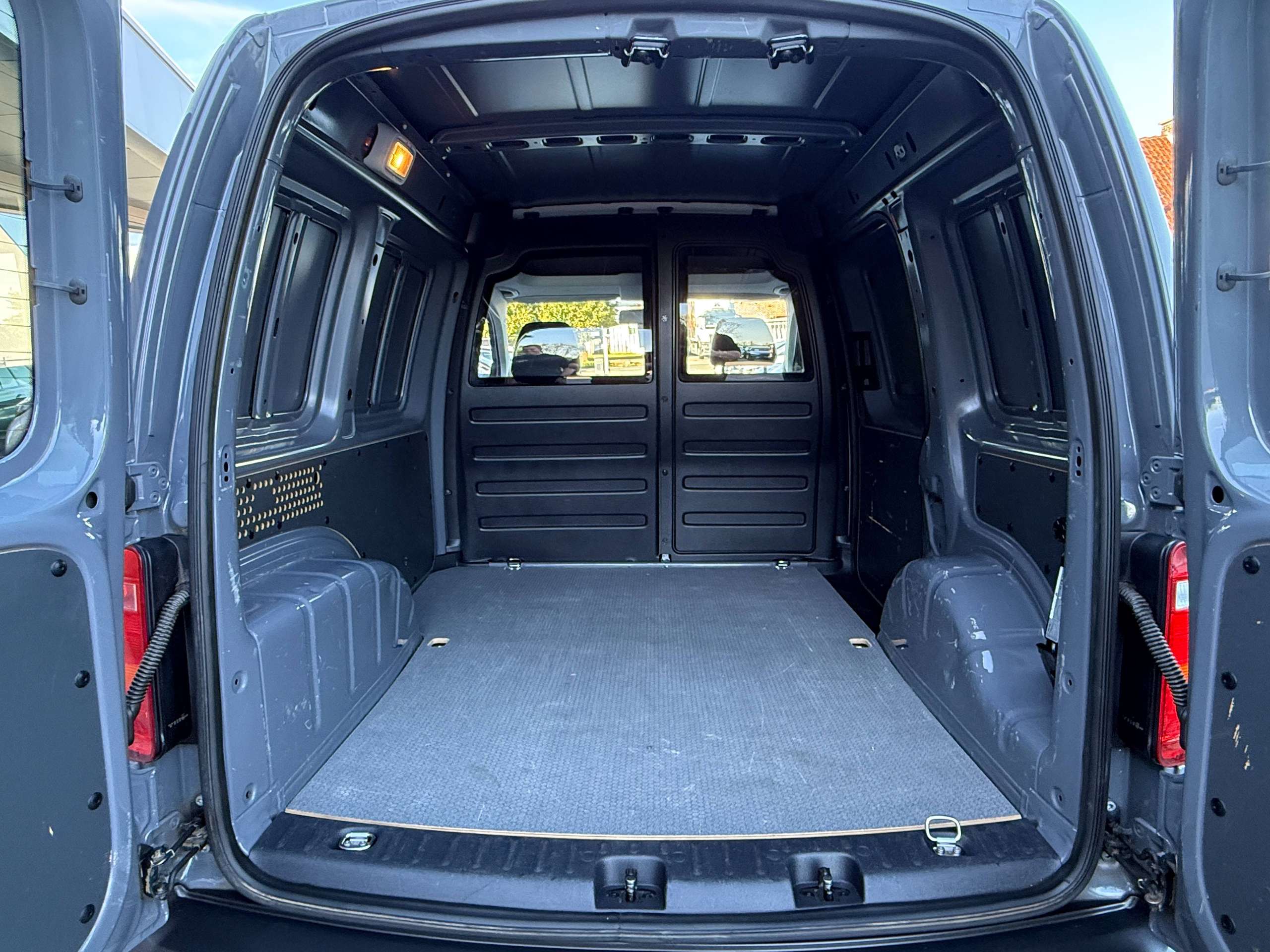 bab41f45-aaf9-41d8-a90c-825380311cb914-volkswagen-caddy-1-2-tsi-lichte-vracht-airco-trekhaak-btw-aftrekbaar-carpass-garantie.jpg