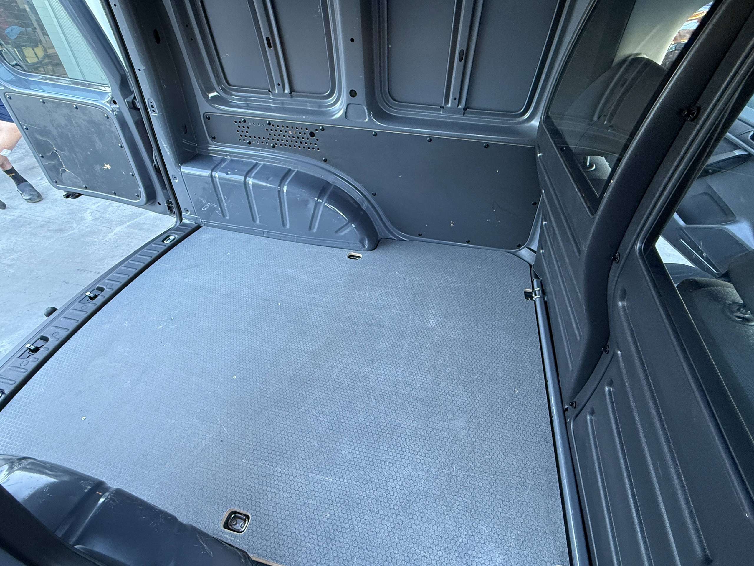 bab41f45-aaf9-41d8-a90c-825380311cb915-volkswagen-caddy-1-2-tsi-lichte-vracht-airco-trekhaak-btw-aftrekbaar-carpass-garantie.jpg