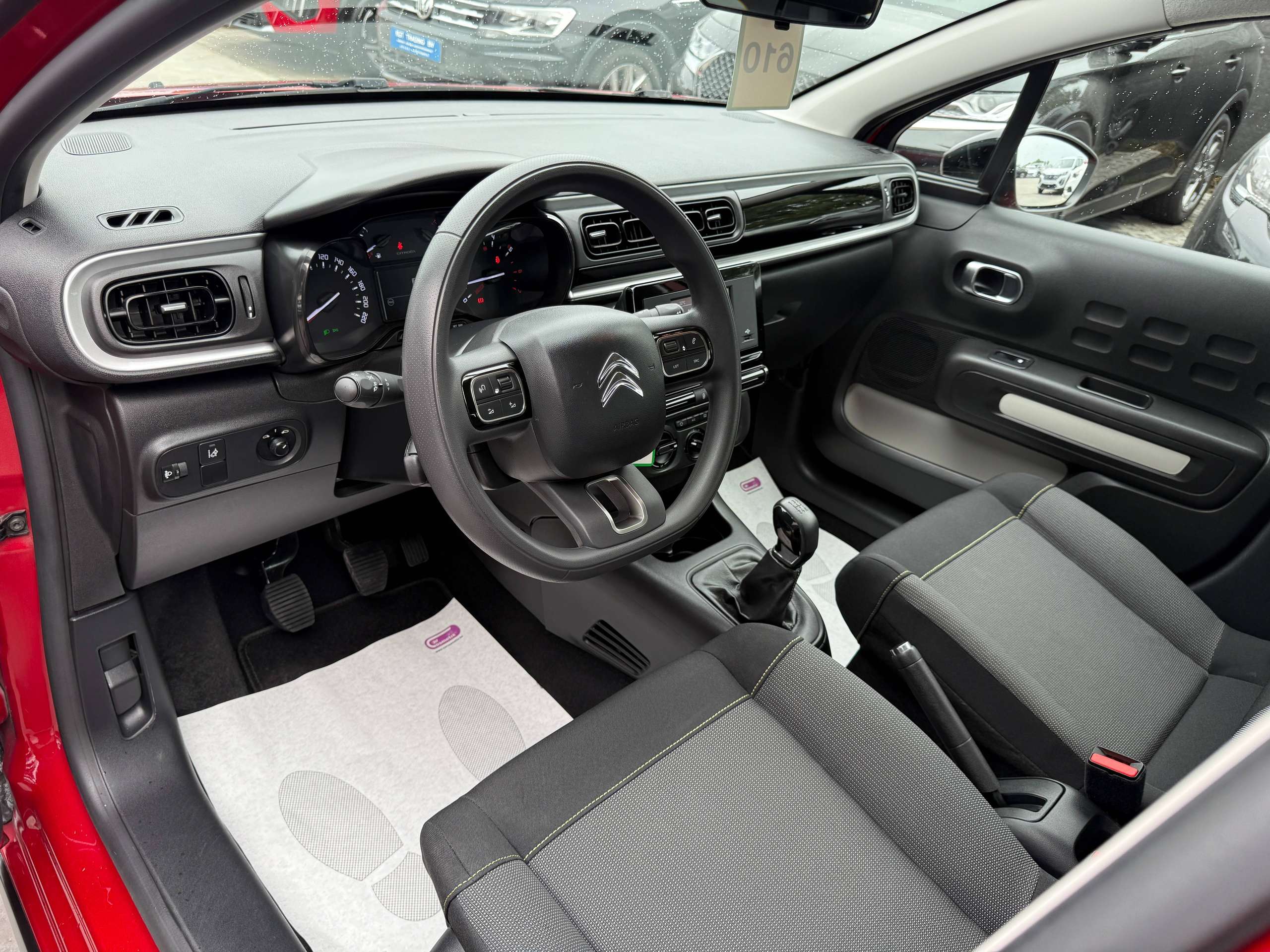 e4bcc0e2-bd67-48c8-992c-f28e192583c812-citroen-c3-1-2i-82pk-full-led-facelift-bluetooth-dab-airco.jpg