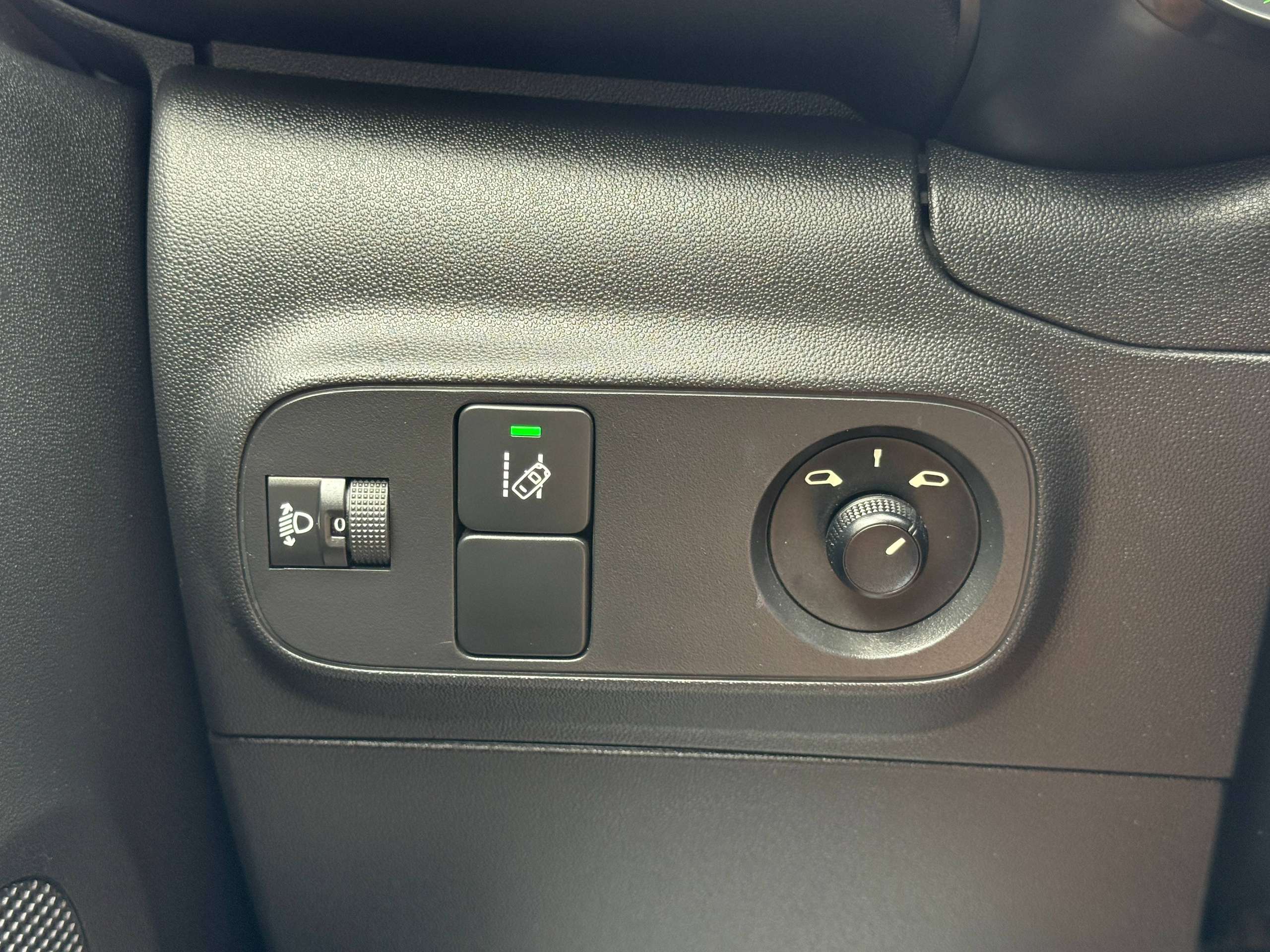 e4bcc0e2-bd67-48c8-992c-f28e192583c815-citroen-c3-1-2i-82pk-full-led-facelift-bluetooth-dab-airco.jpg
