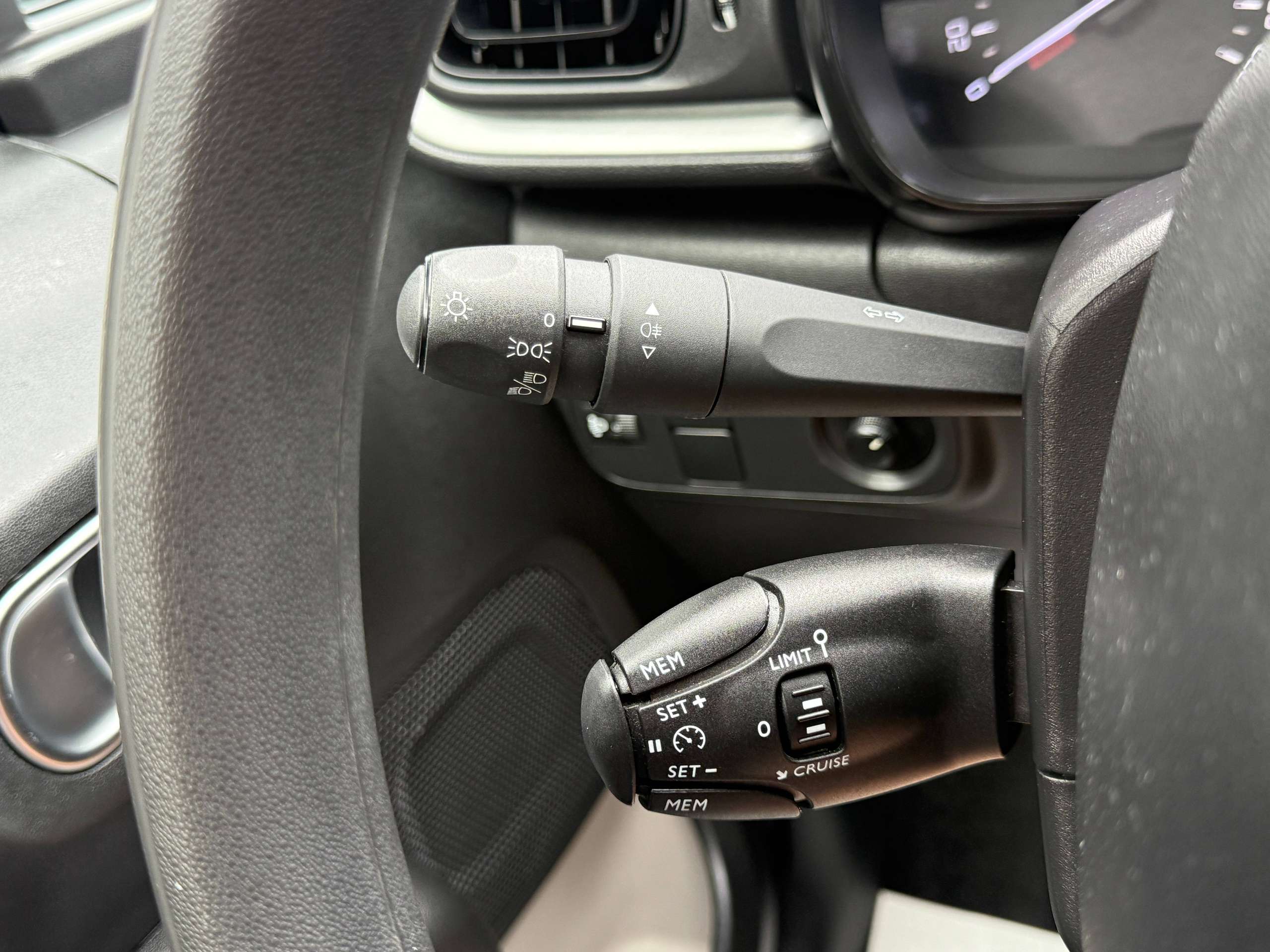 e4bcc0e2-bd67-48c8-992c-f28e192583c816-citroen-c3-1-2i-82pk-full-led-facelift-bluetooth-dab-airco.jpg