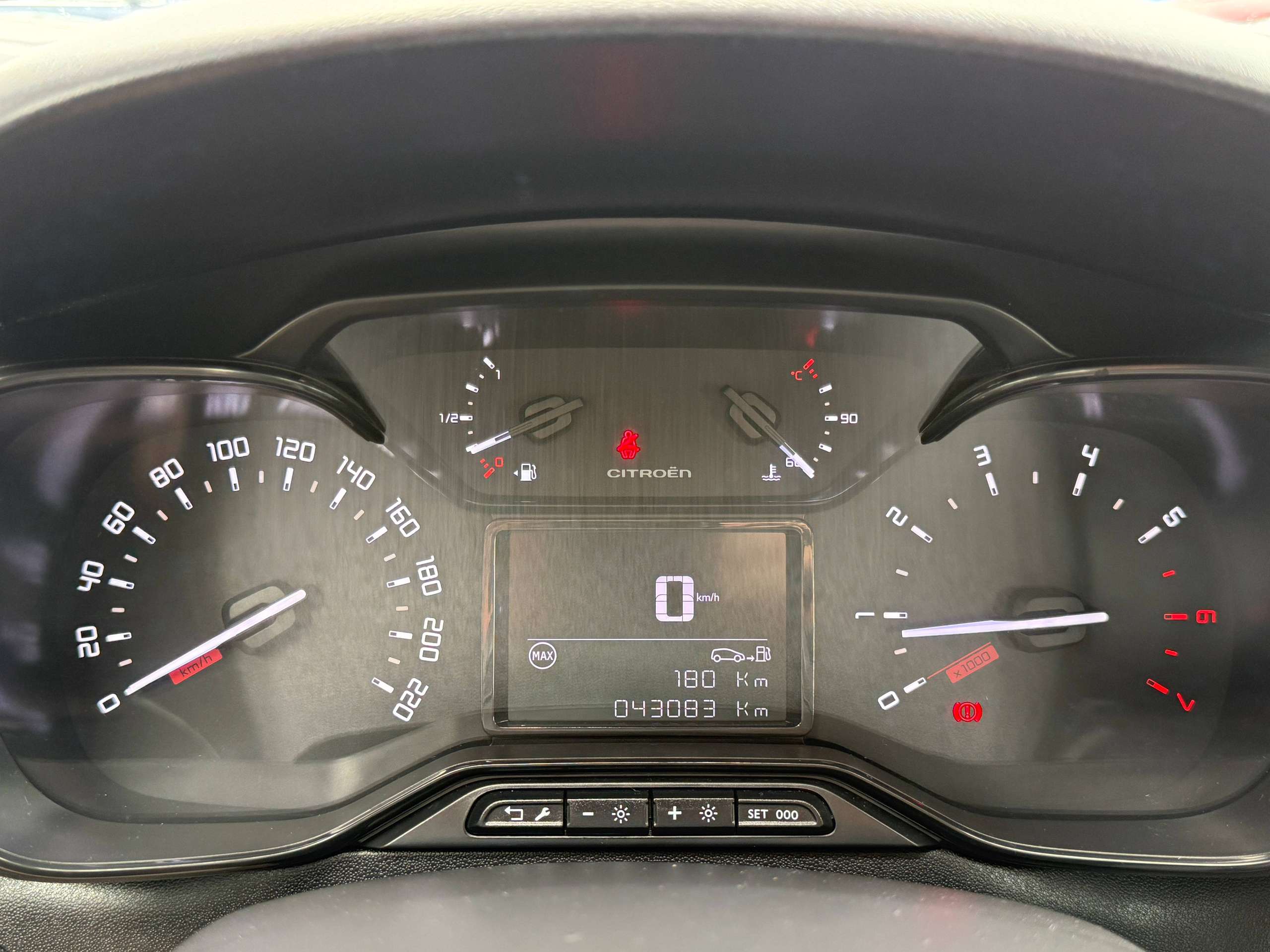 e4bcc0e2-bd67-48c8-992c-f28e192583c817-citroen-c3-1-2i-82pk-full-led-facelift-bluetooth-dab-airco.jpg