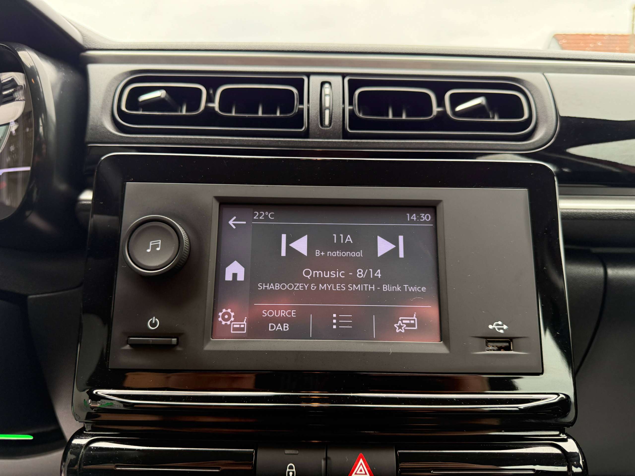 e4bcc0e2-bd67-48c8-992c-f28e192583c819-citroen-c3-1-2i-82pk-full-led-facelift-bluetooth-dab-airco.jpg