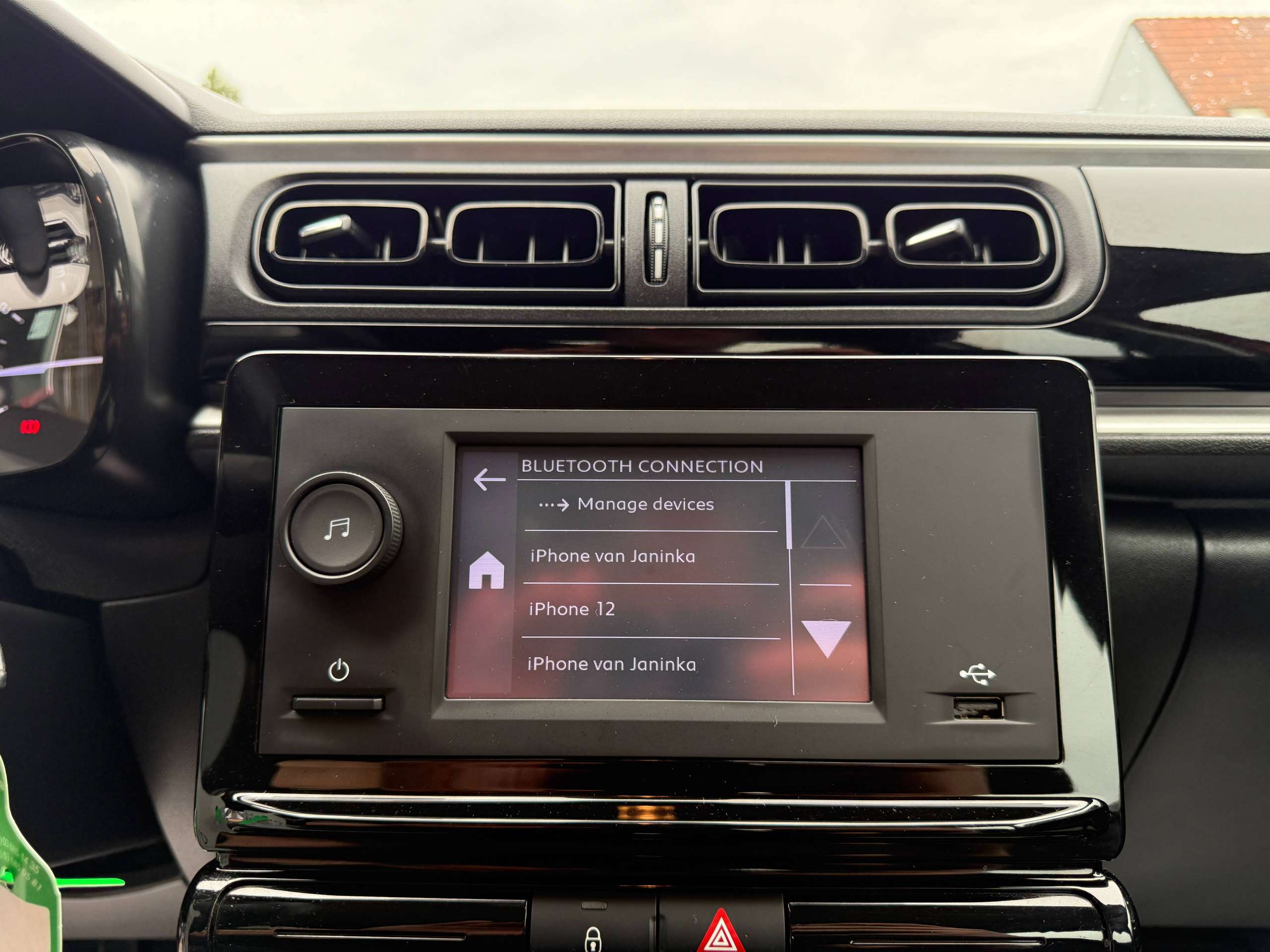 e4bcc0e2-bd67-48c8-992c-f28e192583c820-citroen-c3-1-2i-82pk-full-led-facelift-bluetooth-dab-airco.jpg