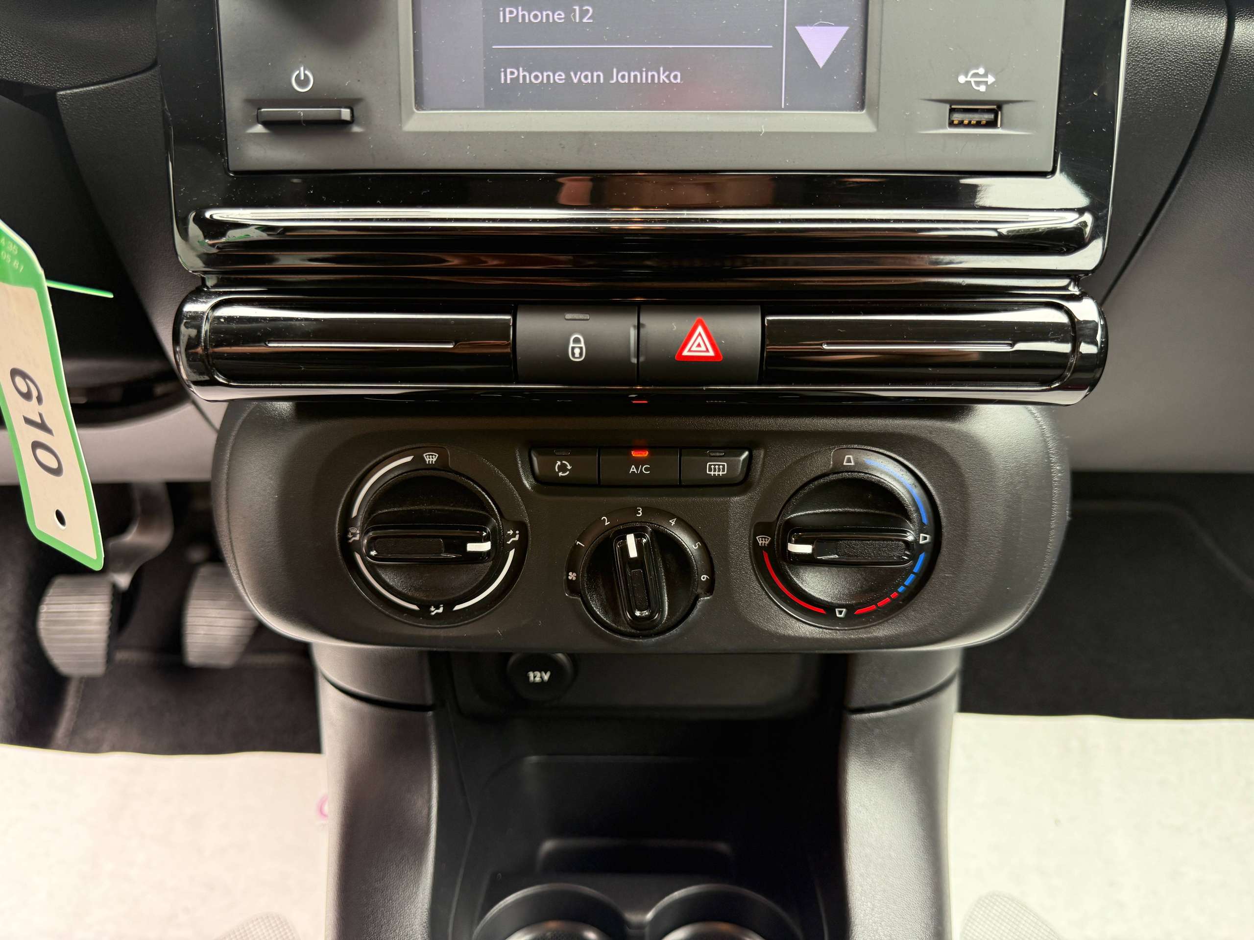 e4bcc0e2-bd67-48c8-992c-f28e192583c821-citroen-c3-1-2i-82pk-full-led-facelift-bluetooth-dab-airco.jpg