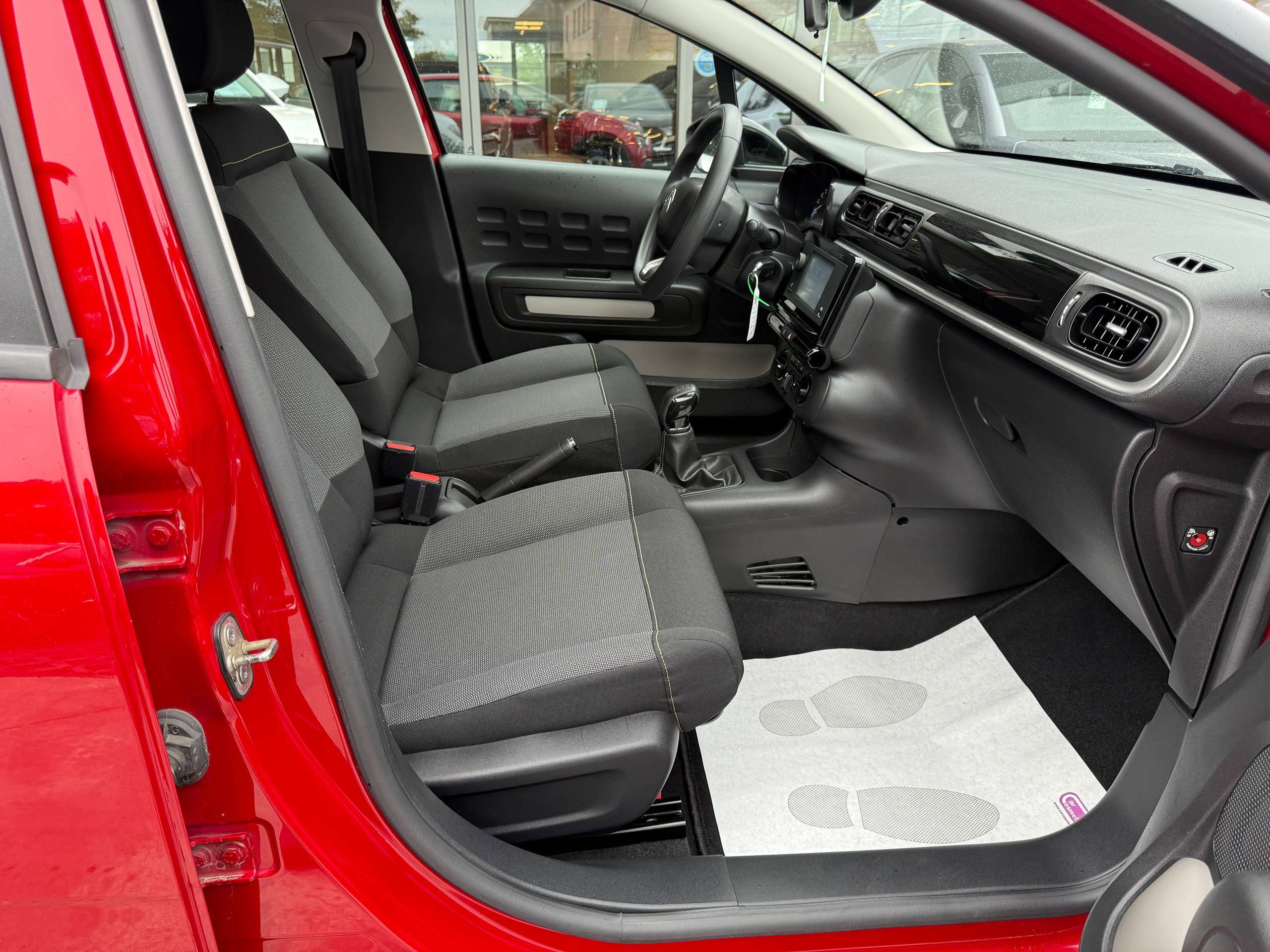 e4bcc0e2-bd67-48c8-992c-f28e192583c823-citroen-c3-1-2i-82pk-full-led-facelift-bluetooth-dab-airco.jpg