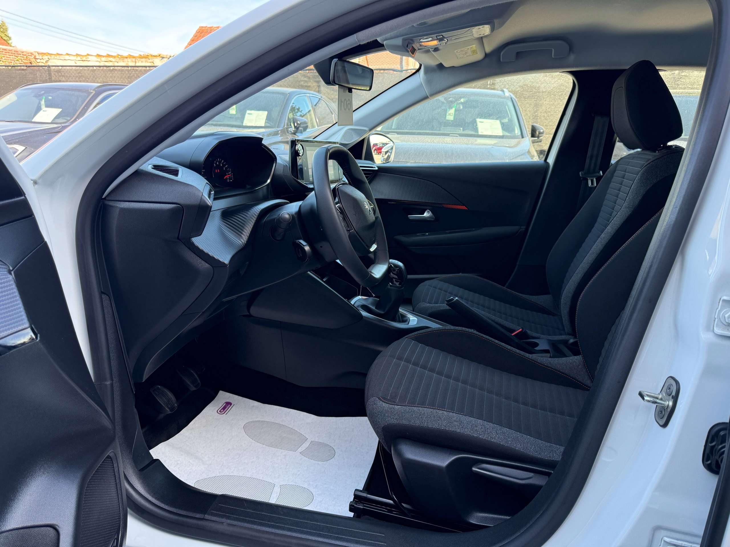 e6470fd4-c6f0-43f6-b226-2584090923c312-peugeot-208-1-2i-navigatie-carplay-lane-assist-bluetooth-parkeersensoren-led-carpass.jpg