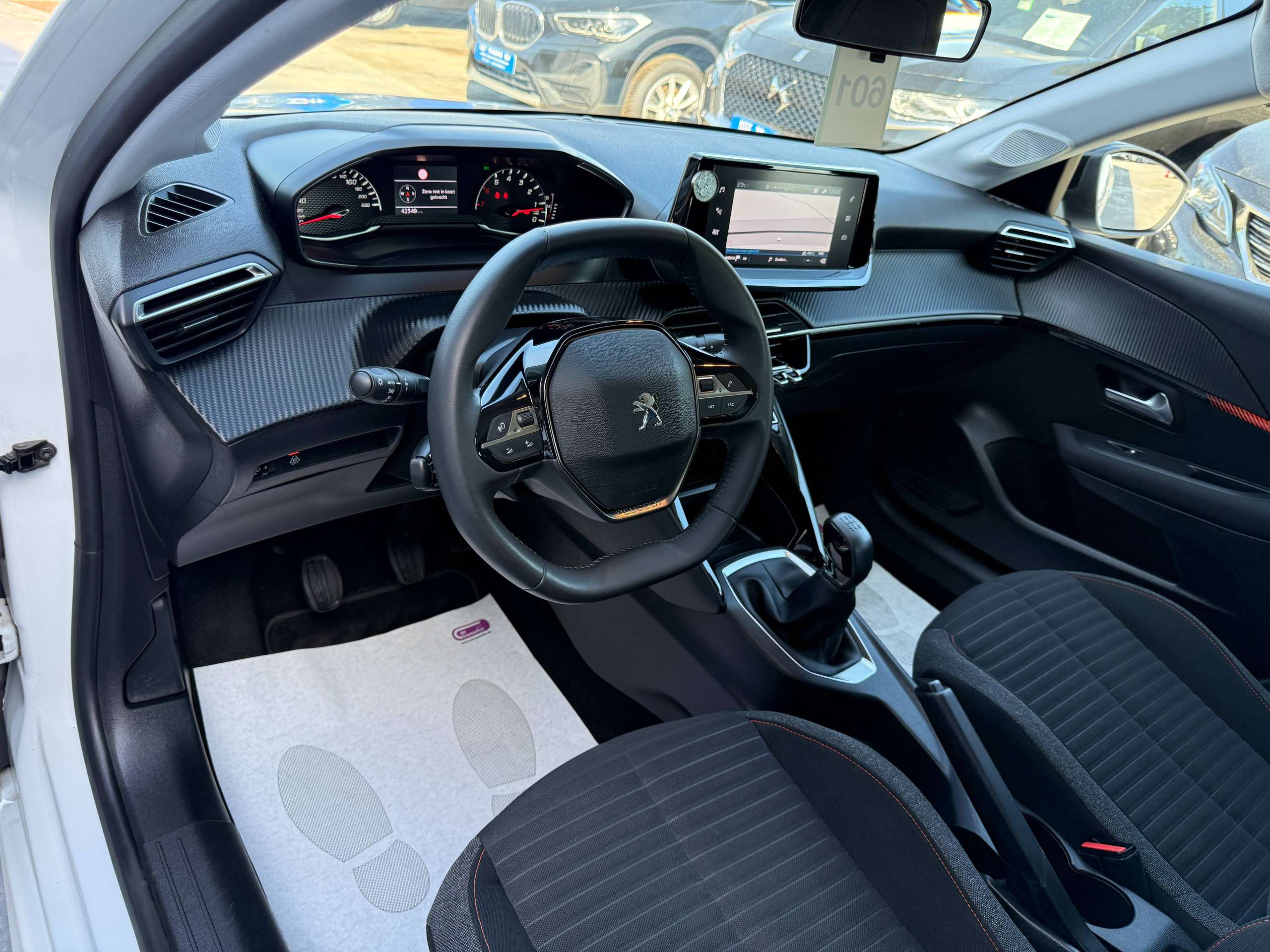 e6470fd4-c6f0-43f6-b226-2584090923c313-peugeot-208-1-2i-navigatie-carplay-lane-assist-bluetooth-parkeersensoren-led-carpass.jpg