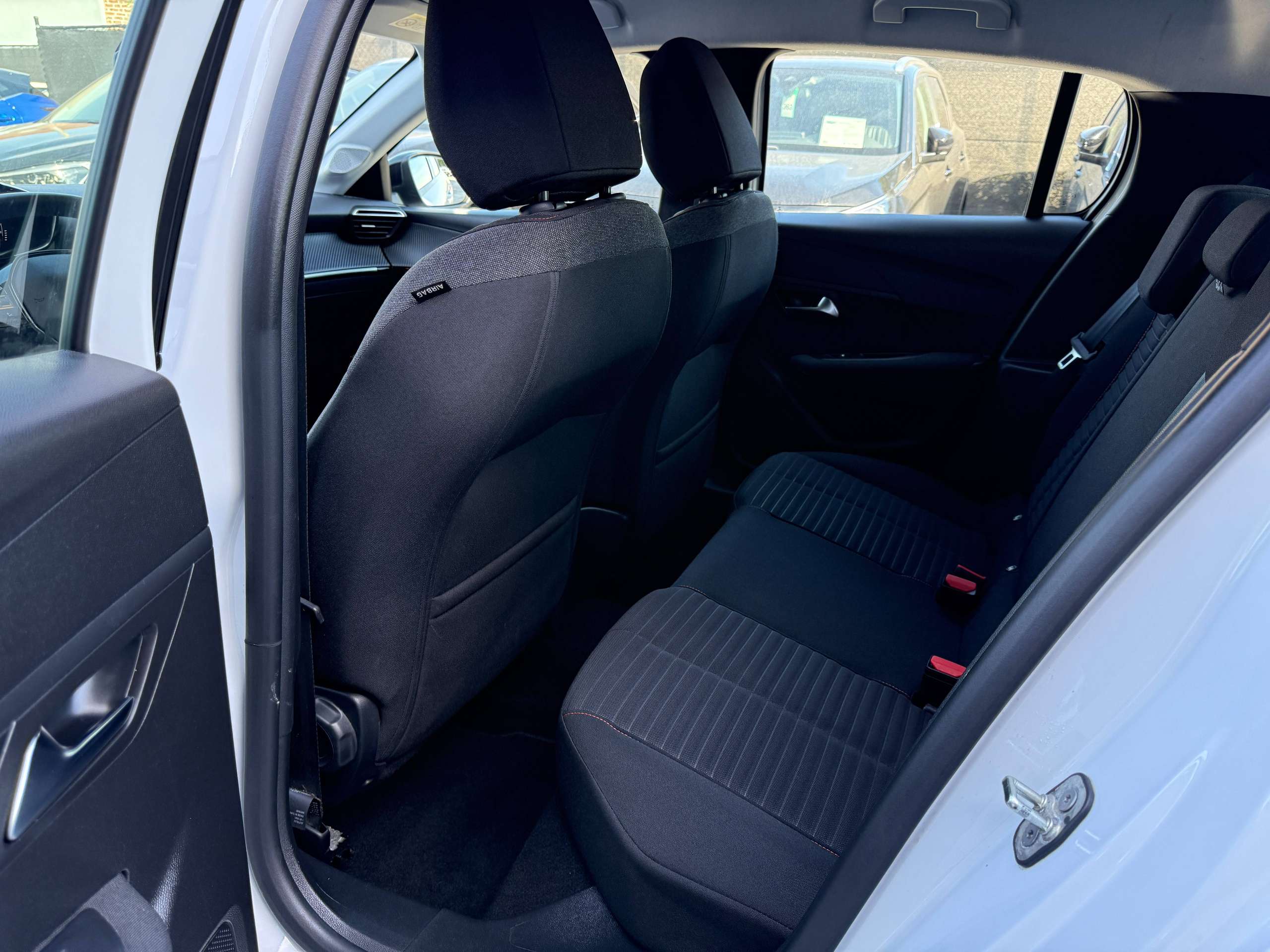 e6470fd4-c6f0-43f6-b226-2584090923c314-peugeot-208-1-2i-navigatie-carplay-lane-assist-bluetooth-parkeersensoren-led-carpass.jpg