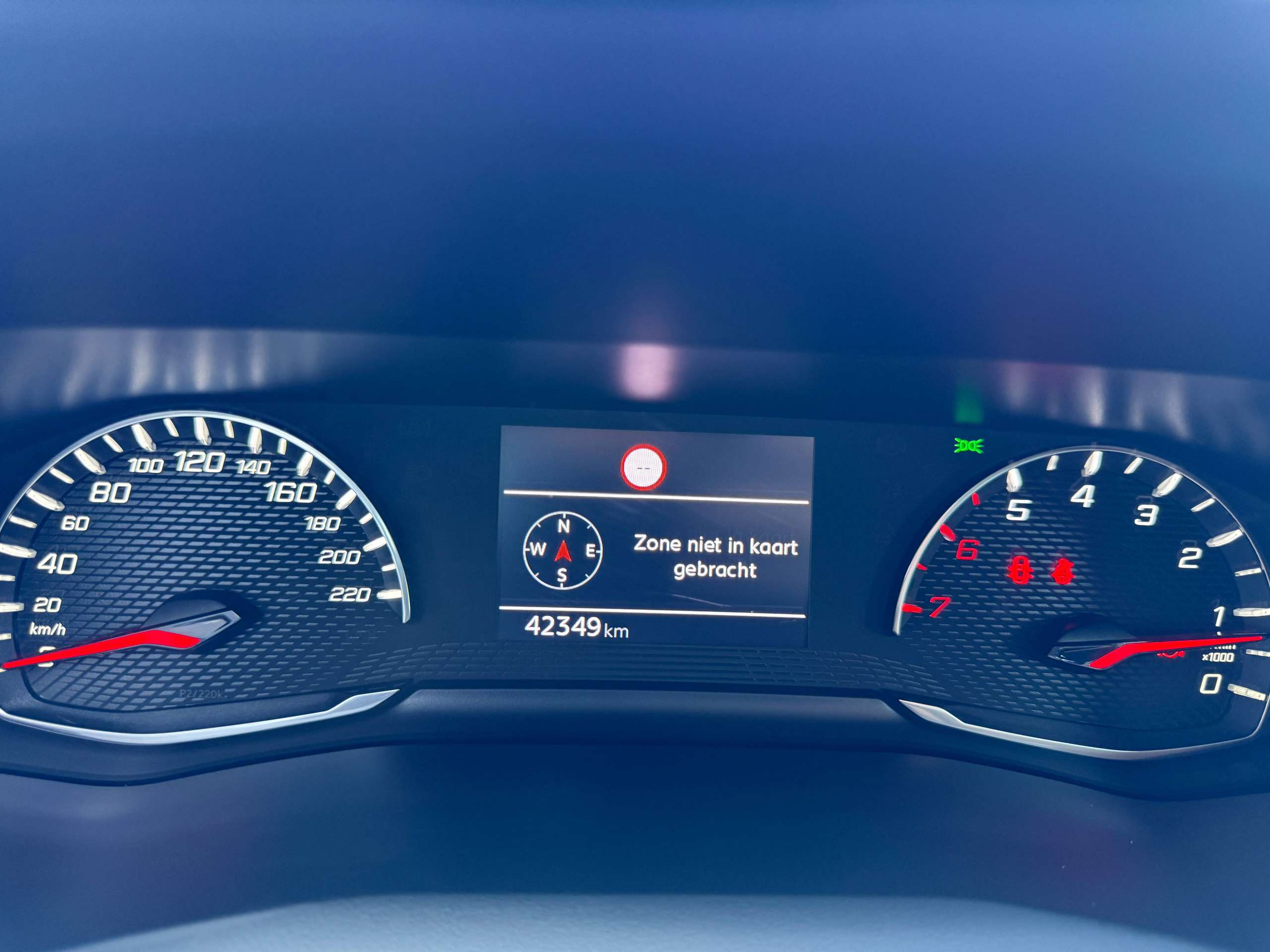 e6470fd4-c6f0-43f6-b226-2584090923c316-peugeot-208-1-2i-navigatie-carplay-lane-assist-bluetooth-parkeersensoren-led-carpass.jpg