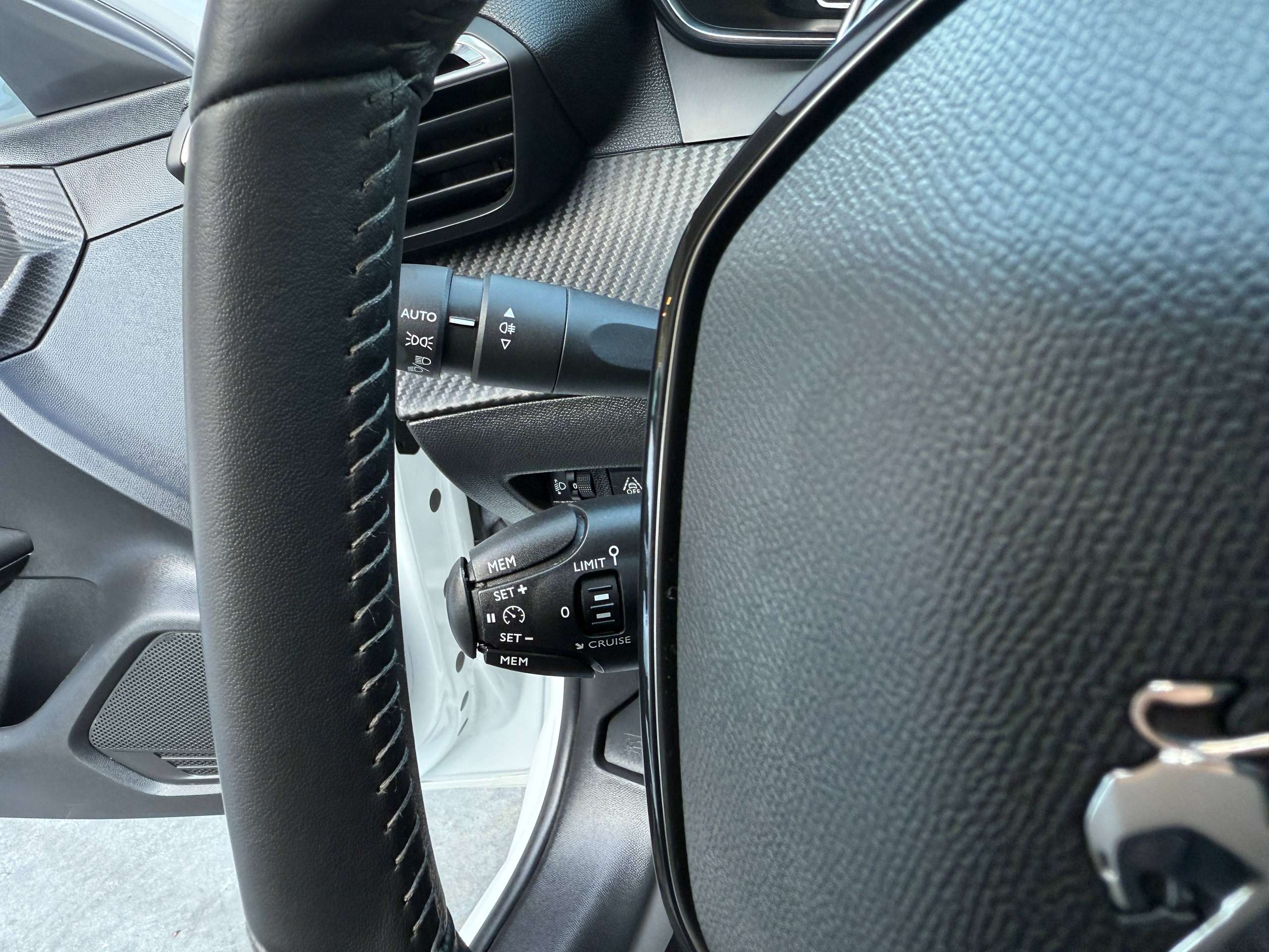 e6470fd4-c6f0-43f6-b226-2584090923c318-peugeot-208-1-2i-navigatie-carplay-lane-assist-bluetooth-parkeersensoren-led-carpass.jpg