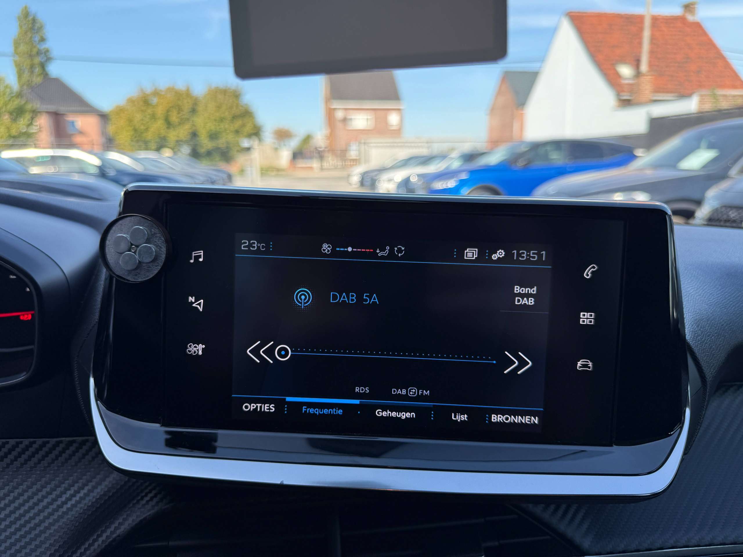e6470fd4-c6f0-43f6-b226-2584090923c321-peugeot-208-1-2i-navigatie-carplay-lane-assist-bluetooth-parkeersensoren-led-carpass.jpg