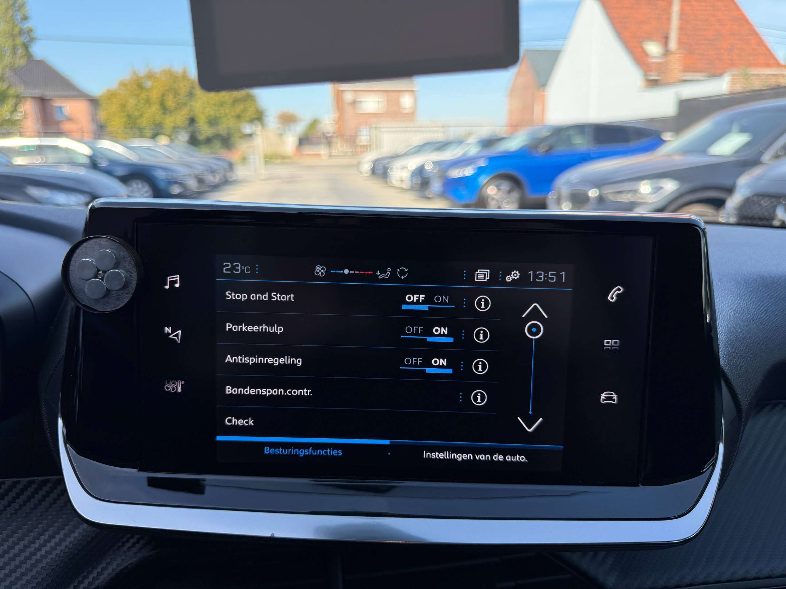 e6470fd4-c6f0-43f6-b226-2584090923c324-peugeot-208-1-2i-navigatie-carplay-lane-assist-bluetooth-parkeersensoren-led-carpass.jpg
