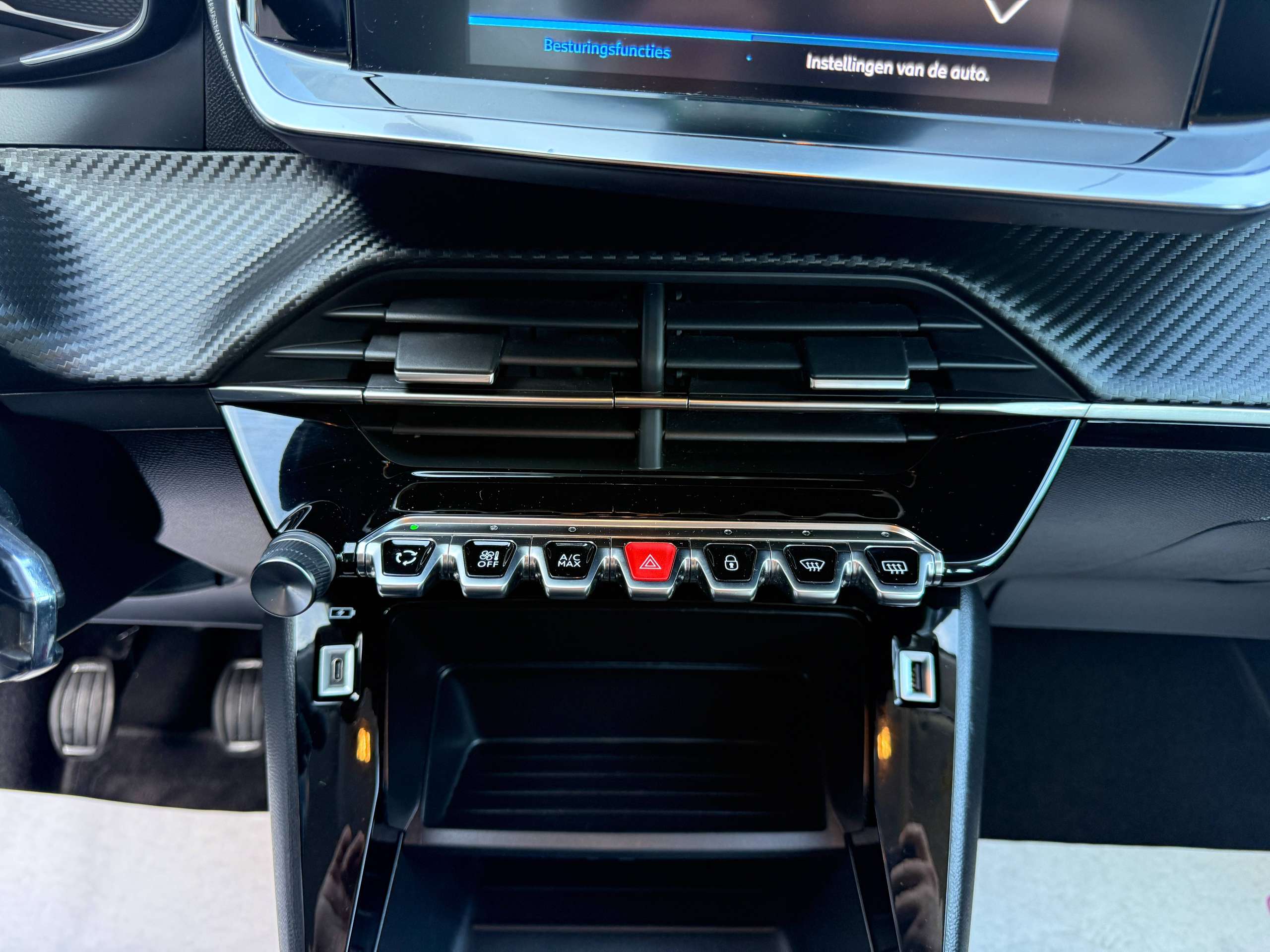 e6470fd4-c6f0-43f6-b226-2584090923c325-peugeot-208-1-2i-navigatie-carplay-lane-assist-bluetooth-parkeersensoren-led-carpass.jpg