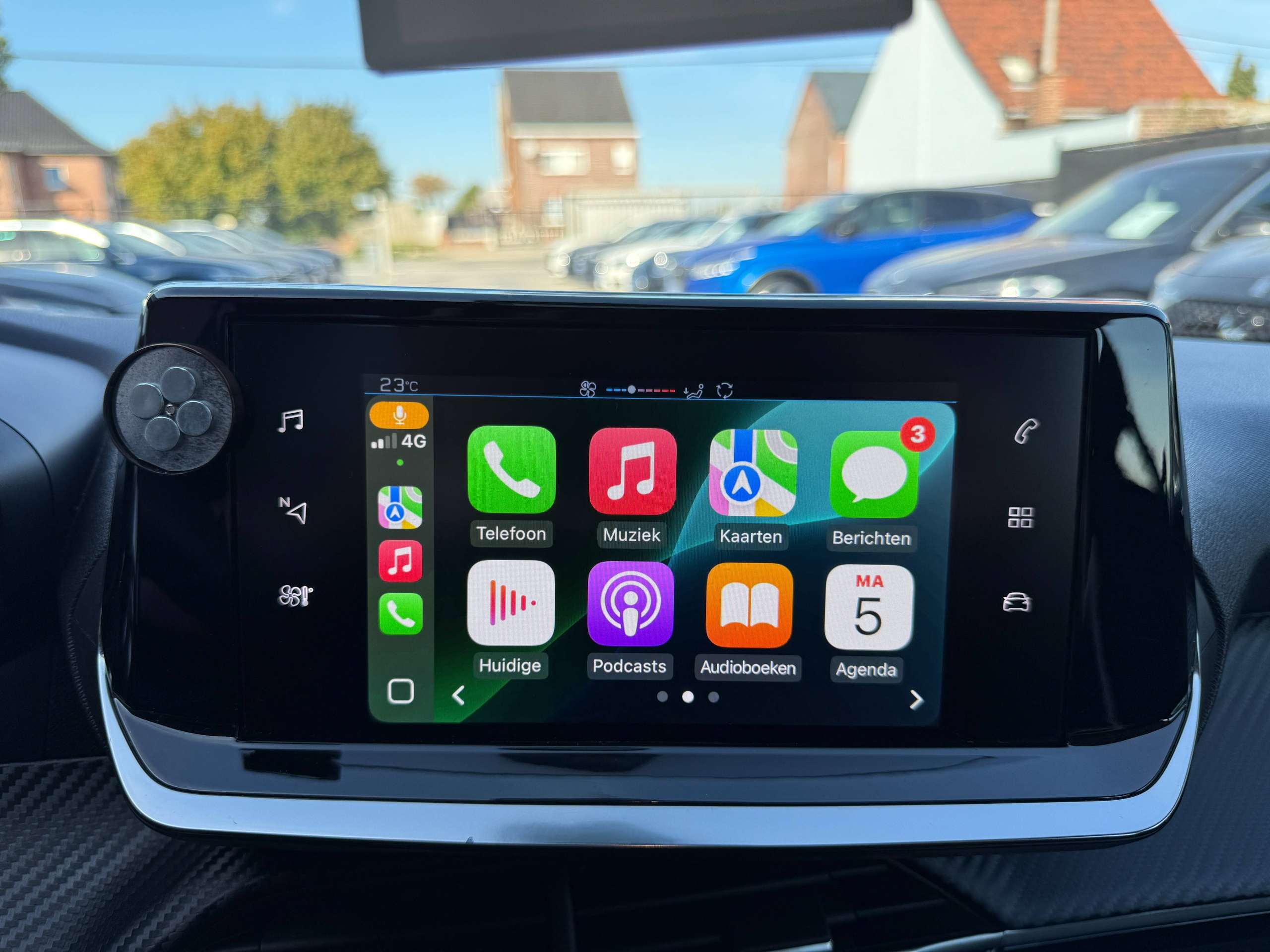 e6470fd4-c6f0-43f6-b226-2584090923c326-peugeot-208-1-2i-navigatie-carplay-lane-assist-bluetooth-parkeersensoren-led-carpass.jpg
