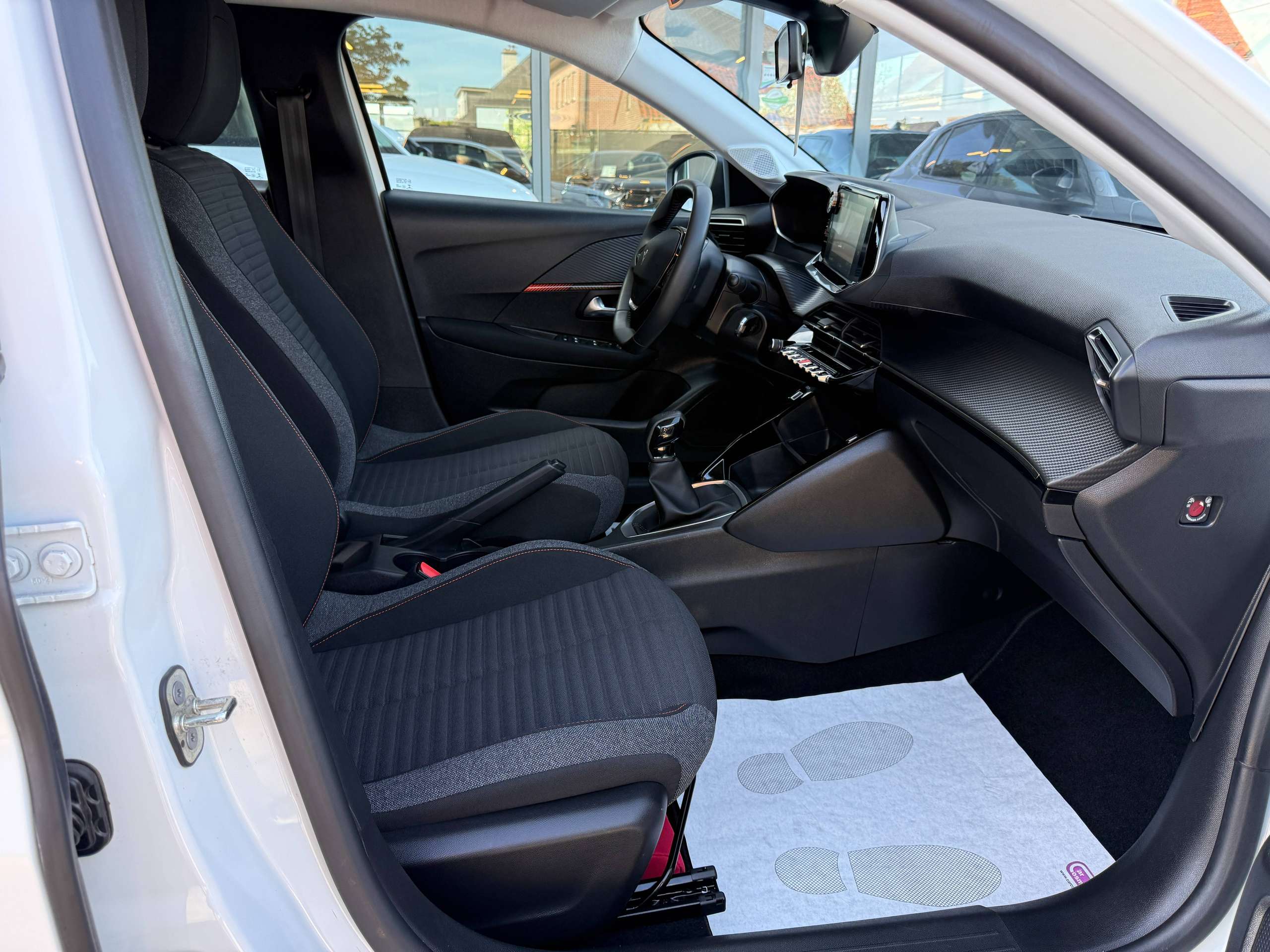 e6470fd4-c6f0-43f6-b226-2584090923c328-peugeot-208-1-2i-navigatie-carplay-lane-assist-bluetooth-parkeersensoren-led-carpass.jpg